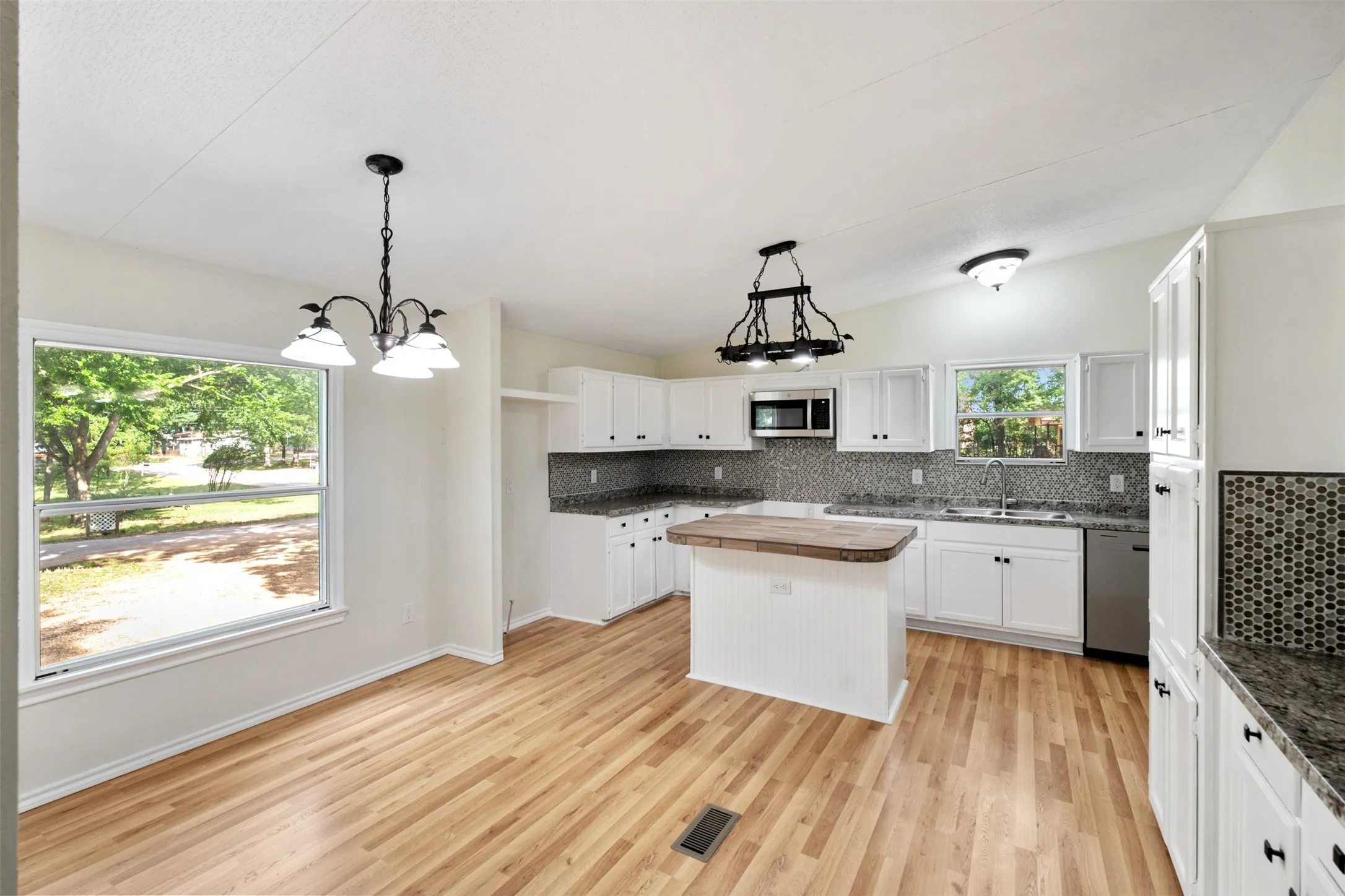 Manufactured Home For Sale in Henderson County , 102 Lakewood Drive, Mabank, Texas 75156, 3 Bedroom, 2 Bathroom, Garage spaces, 1,472 Sqft, built in 1999, Preowned, mls#21236130, Real Estate Agent in Mabank, Homes For Sale in Henderson county, Homes For Sale in Mabank, Realtor in Mabank Texas, Real Estate Brokerage Independent Realty Texas, Luminita Cordes Realtor
