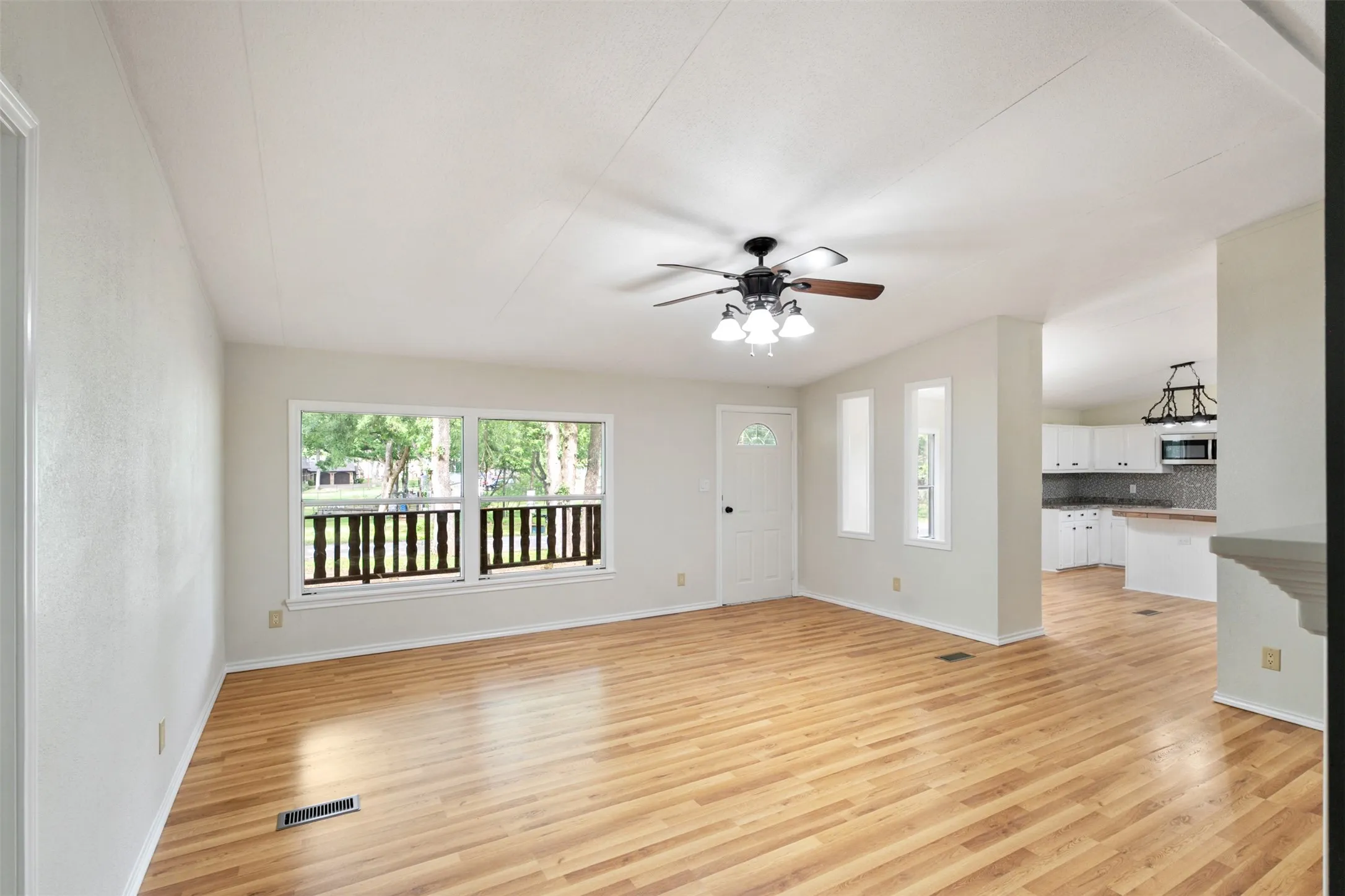 Manufactured Home For Sale in Henderson County , 102 Lakewood Drive, Mabank, Texas 75156, 3 Bedroom, 2 Bathroom, Garage spaces, 1,472 Sqft, built in 1999, Preowned, mls#21236130, Real Estate Agent in Mabank, Homes For Sale in Henderson county, Homes For Sale in Mabank, Realtor in Mabank Texas, Real Estate Brokerage Independent Realty Texas, Luminita Cordes Realtor