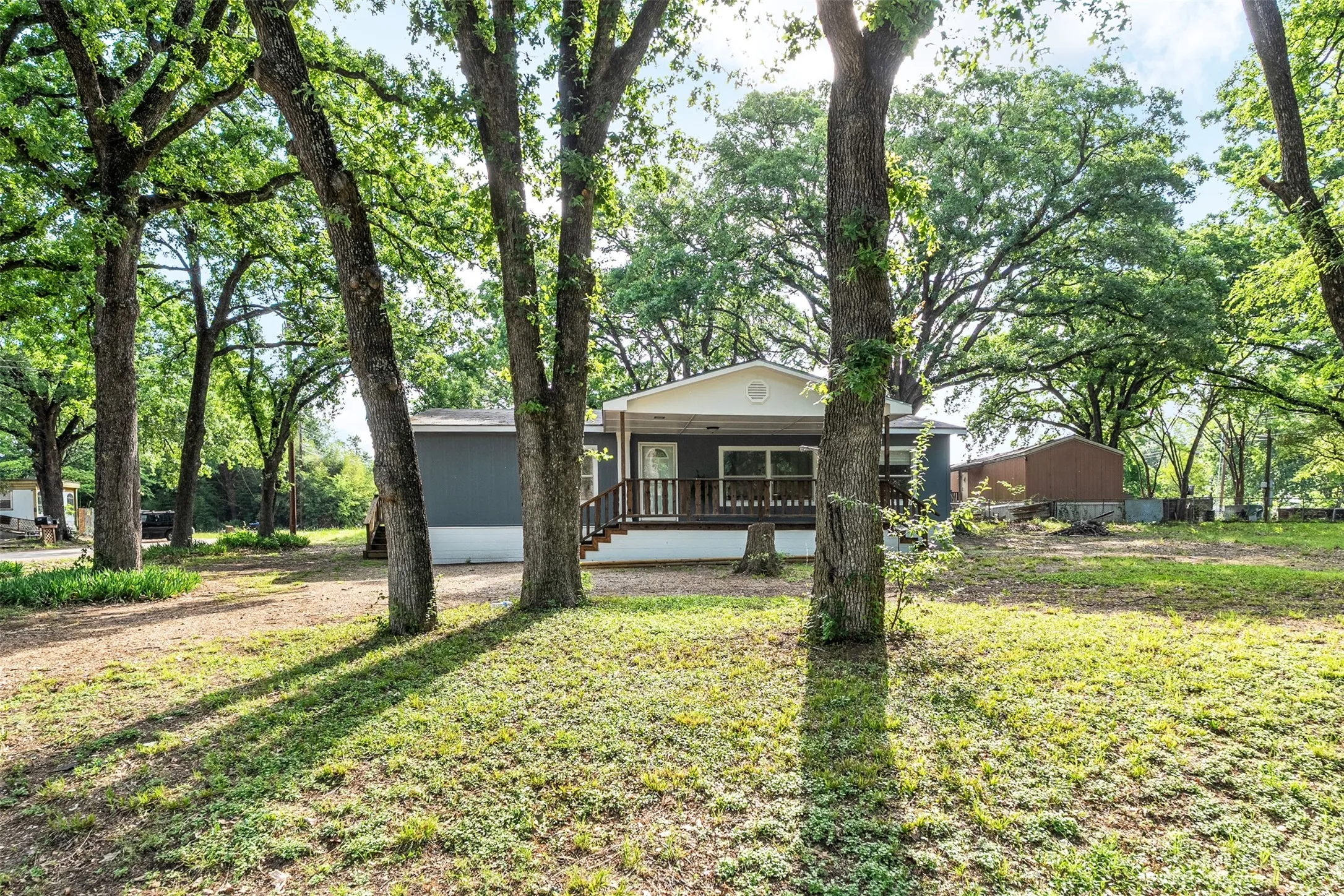 Manufactured Home For Sale in Henderson County , 102 Lakewood Drive, Mabank, Texas 75156, 3 Bedroom, 2 Bathroom, Garage spaces, 1,472 Sqft, built in 1999, Preowned, mls#21236130, Real Estate Agent in Mabank, Homes For Sale in Henderson county, Homes For Sale in Mabank, Realtor in Mabank Texas, Real Estate Brokerage Independent Realty Texas, Luminita Cordes Realtor
