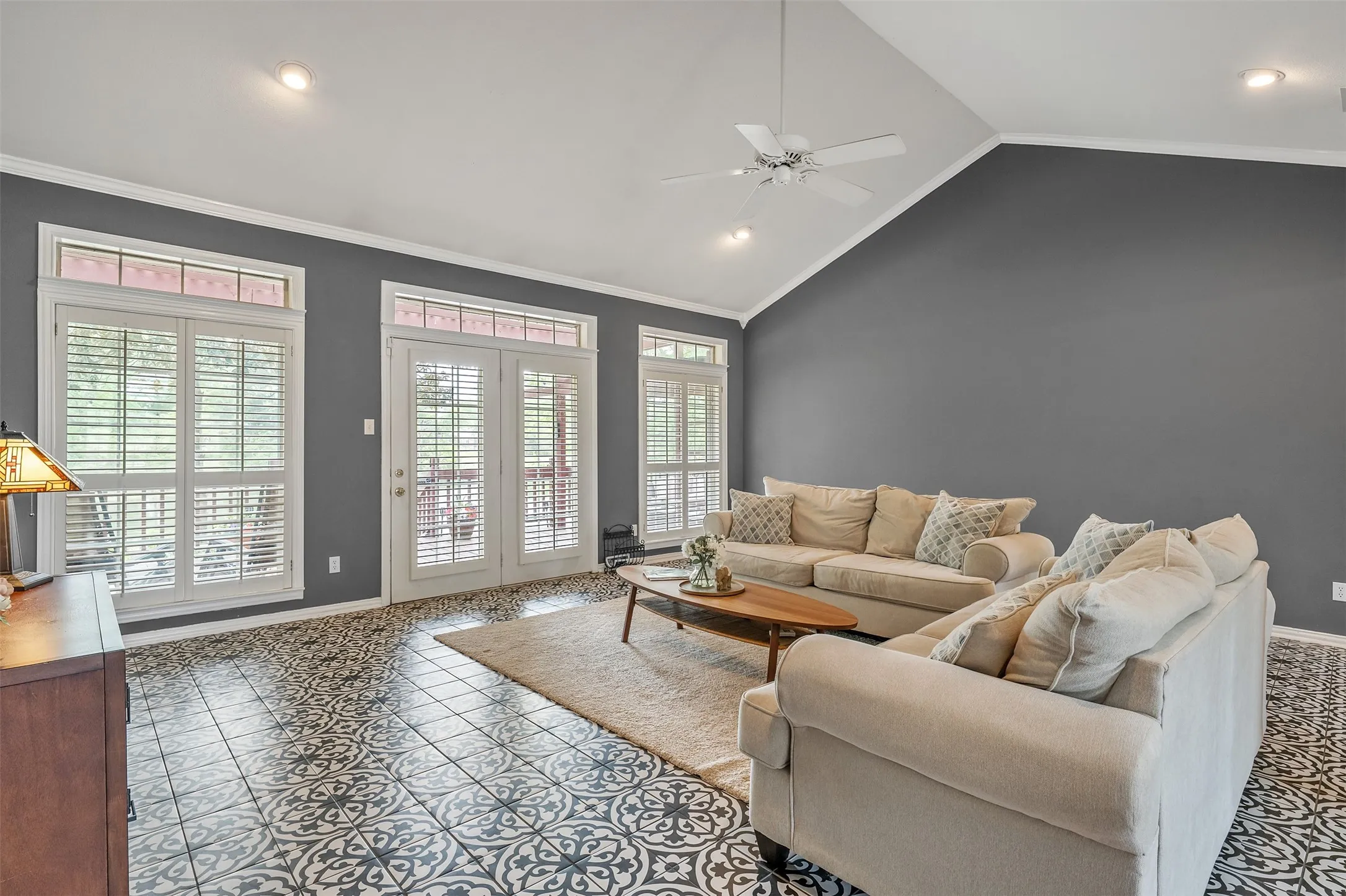 Living room with ceiling fan, crown molding, and recessed lighting