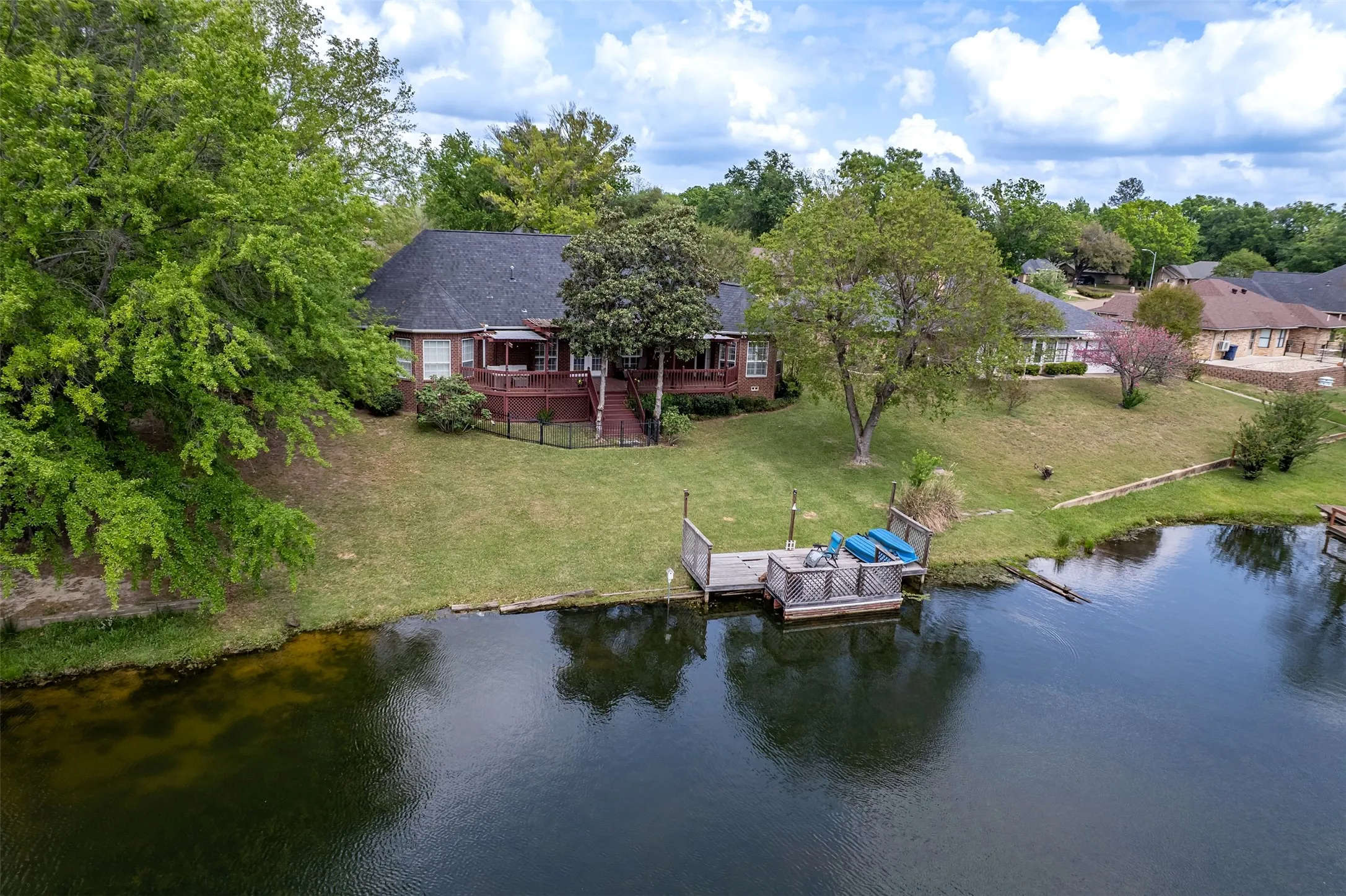 Single Family Residence For Sale in Wood County , 233 Lakeside Place, Mineola, Texas 75773, 3 Bedroom, 3 Bathroom, 2 Garage spaces, 2,597 Sqft, built in 1996, Preowned, Price $410,000, mls#21233825, Real Estate Agent in Mineola, Homes For Sale in Wood county, Homes For Sale in Mineola, Realtor in Mineola Texas, Real Estate Brokerage Independent Realty Texas, Luminita Cordes Realtor