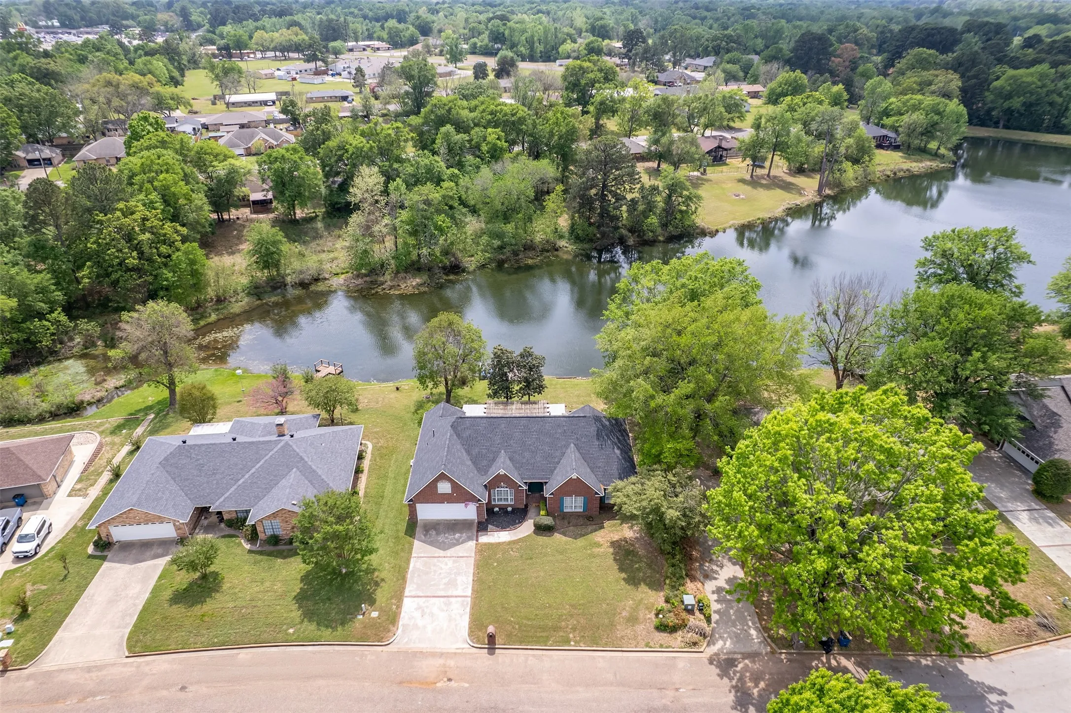 Single Family Residence For Sale in Wood County , 233 Lakeside Place, Mineola, Texas 75773, 3 Bedroom, 3 Bathroom, 2 Garage spaces, 2,597 Sqft, built in 1996, Preowned, Price $410,000, mls#21233825, Real Estate Agent in Mineola, Homes For Sale in Wood county, Homes For Sale in Mineola, Realtor in Mineola Texas, Real Estate Brokerage Independent Realty Texas, Luminita Cordes Realtor