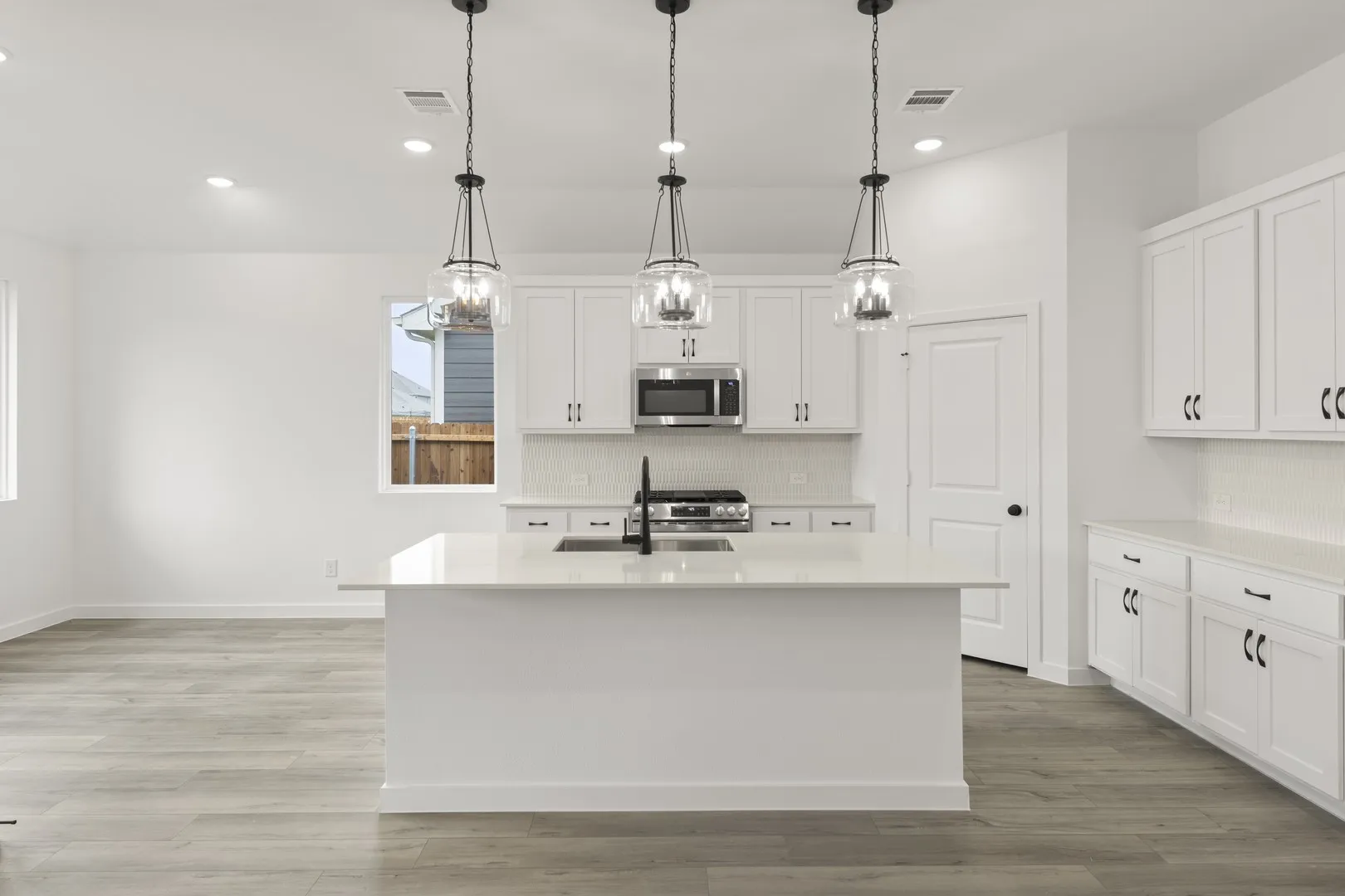 10. 1512 Eagle Meadow - Kitchen