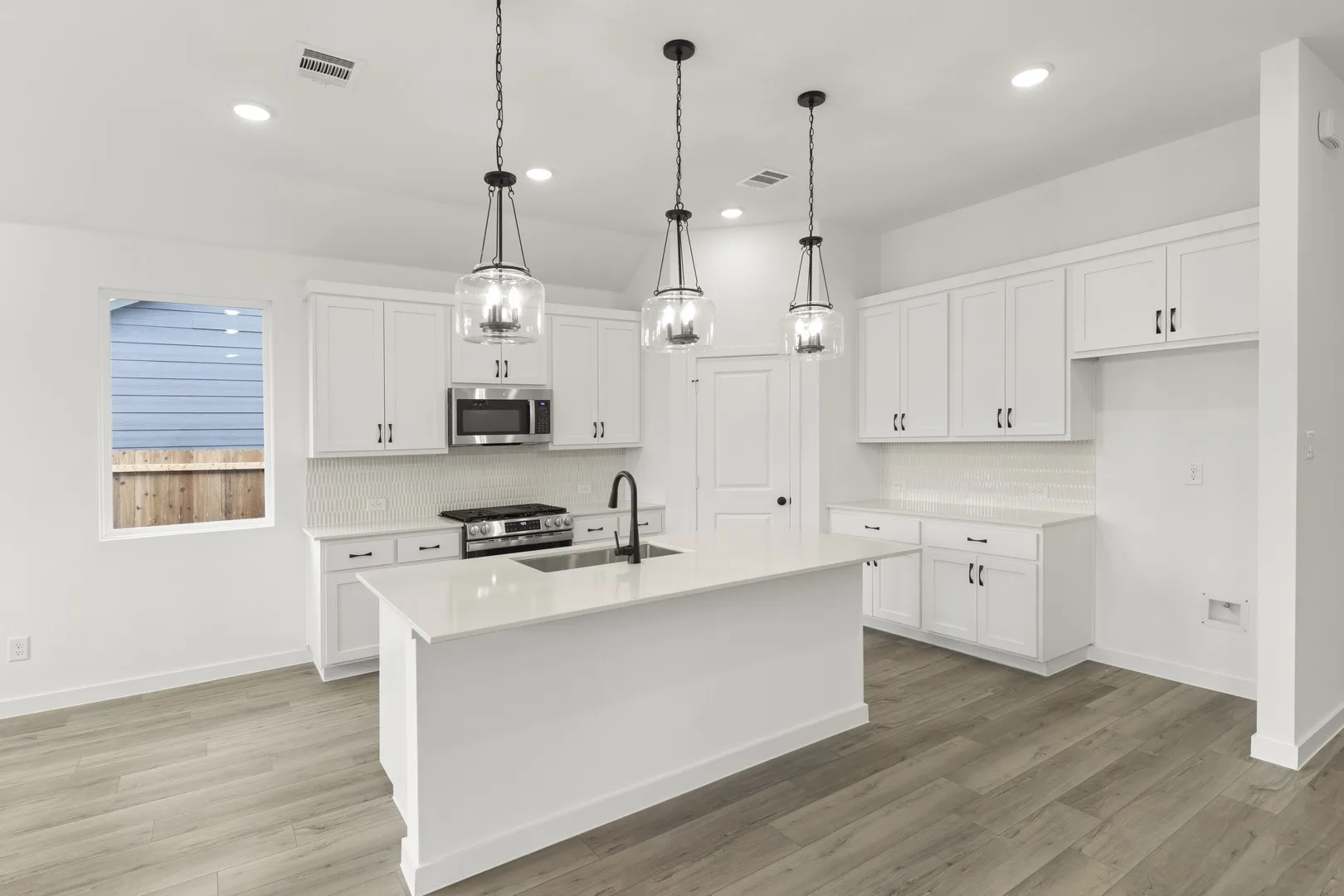 11. 1512 Eagle Meadow - Kitchen (2)