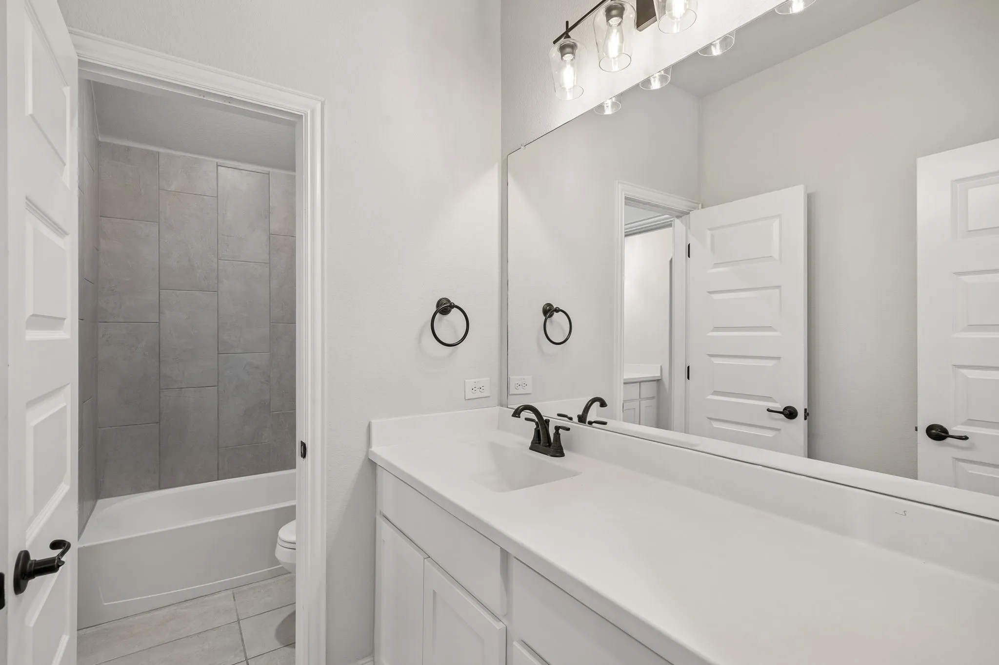 Single Family Residence For Sale in Kaufman County , 117 Joshua Tree Court, Forney, Texas 75126, 5 Bedroom, 4 Bathroom, 2 Garage spaces, 3,050 Sqft, built in 2021, Preowned, mls#21235914, Real Estate Agent in Forney, Homes For Sale in Kaufman county, Homes For Sale in Forney, Realtor in Forney Texas, Real Estate Brokerage Independent Realty Texas, Luminita Cordes Realtor