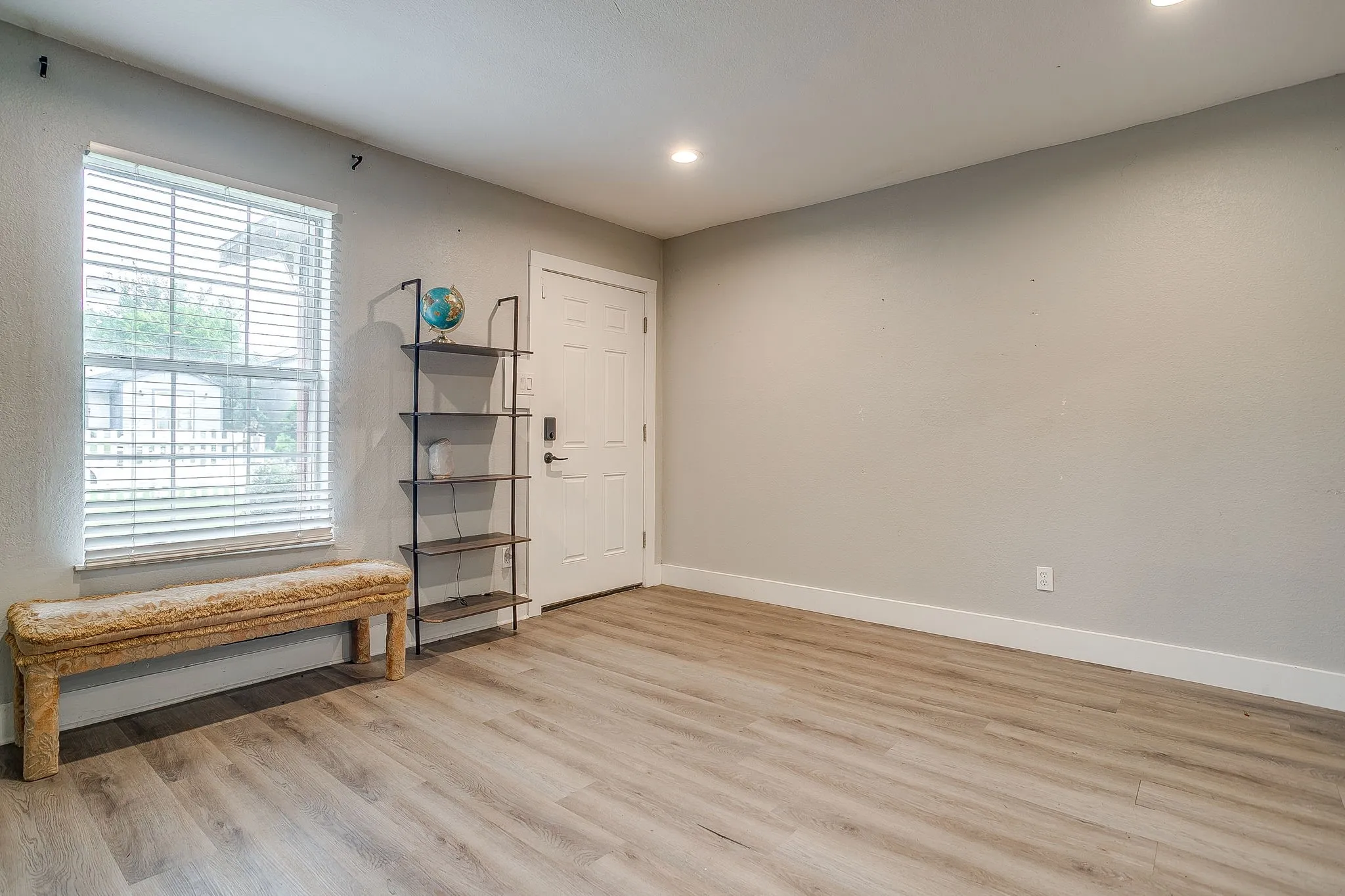 Single Family Residence For Sale in Tarrant County , 5517 Fletcher Avenue, Fort Worth, Texas 76107, 3 Bedroom, 2 Bathroom, Garage spaces, 1,138 Sqft, built in 1939, Preowned, mls#21236220, Real Estate Agent in Fort Worth, Homes For Sale in Tarrant county, Homes For Sale in Fort Worth, Realtor in Fort Worth Texas, Real Estate Brokerage Independent Realty Texas, Luminita Cordes Realtor