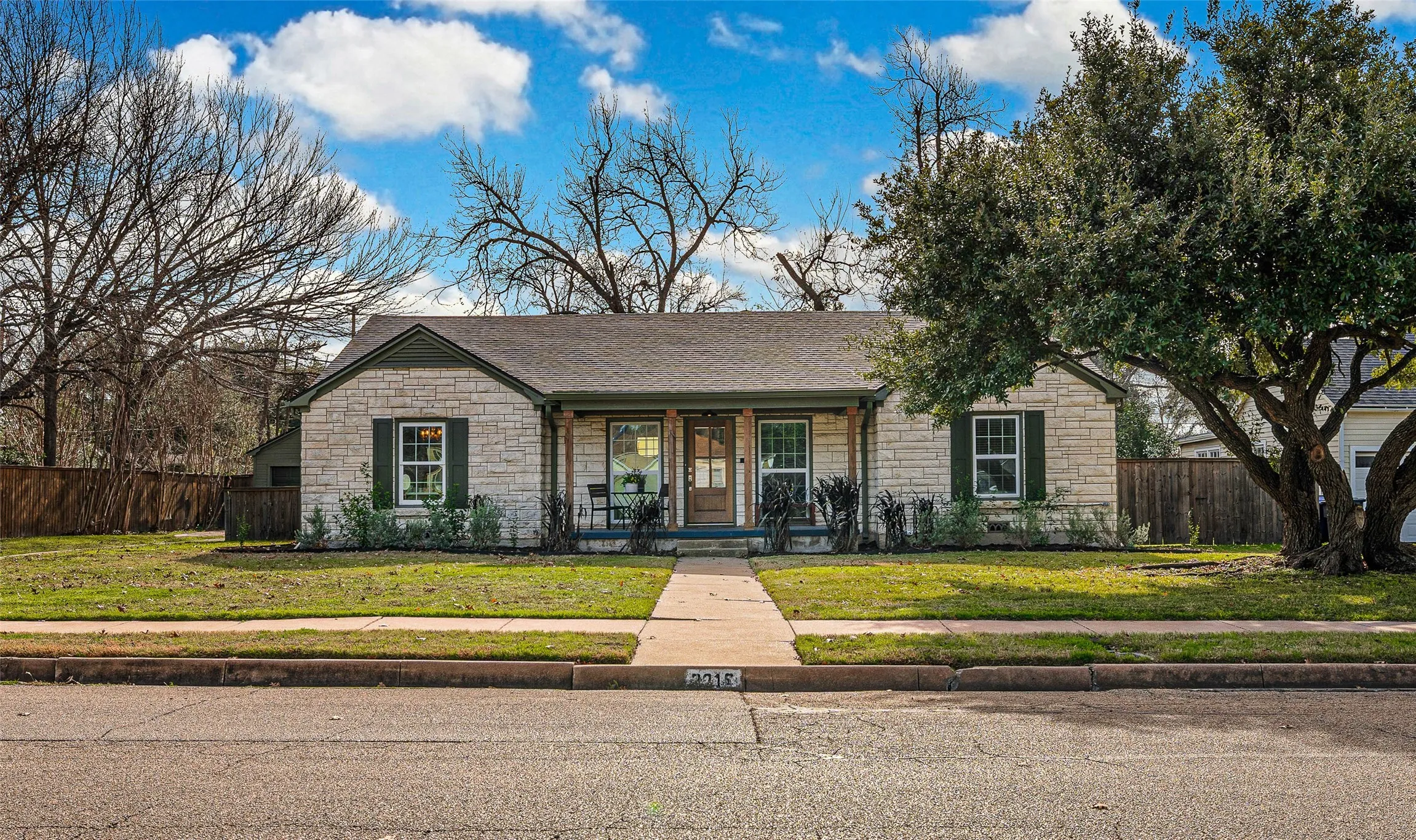 Single Family Residence For Sale in Mc Lennan County , 3218 Cumberland Avenue, Waco, Texas 76707, 3 Bedroom, 2 Bathroom, 2 Garage spaces, 2,112 Sqft, built in 1948, mls#21236198, Real Estate Agent in Waco, Homes For Sale in Mc Lennan county, Homes For Sale in Waco, Realtor in Waco Texas, Real Estate Brokerage Independent Realty Texas, Luminita Cordes Realtor