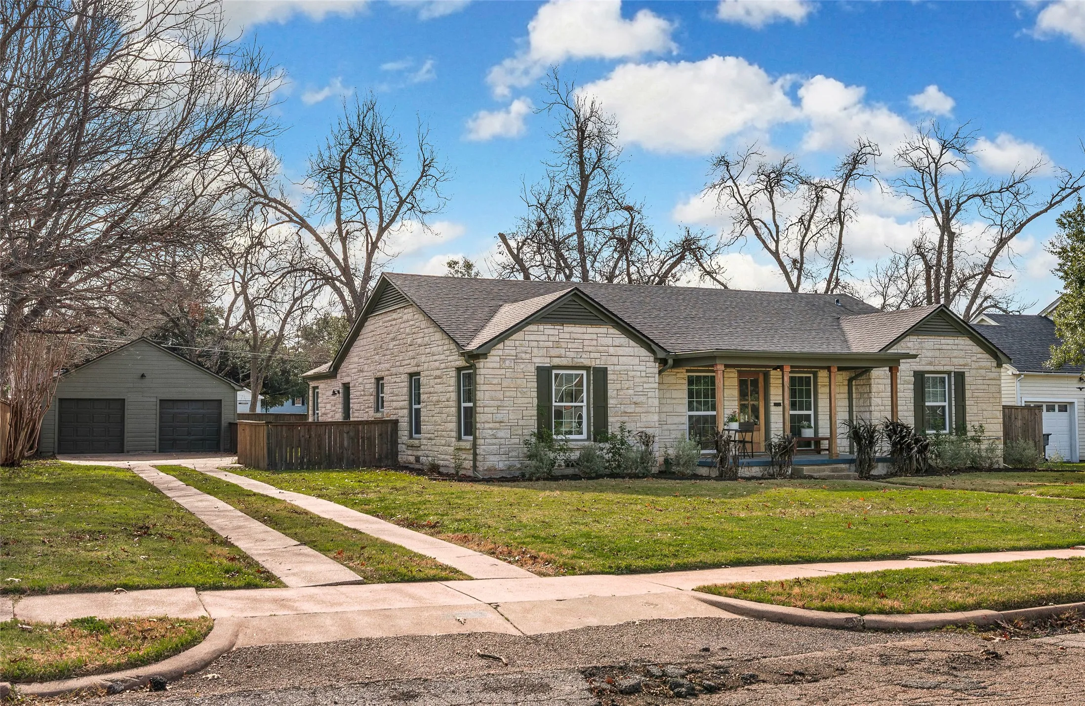 Single Family Residence For Sale in Mc Lennan County , 3218 Cumberland Avenue, Waco, Texas 76707, 3 Bedroom, 2 Bathroom, 2 Garage spaces, 2,112 Sqft, built in 1948, mls#21236198, Real Estate Agent in Waco, Homes For Sale in Mc Lennan county, Homes For Sale in Waco, Realtor in Waco Texas, Real Estate Brokerage Independent Realty Texas, Luminita Cordes Realtor