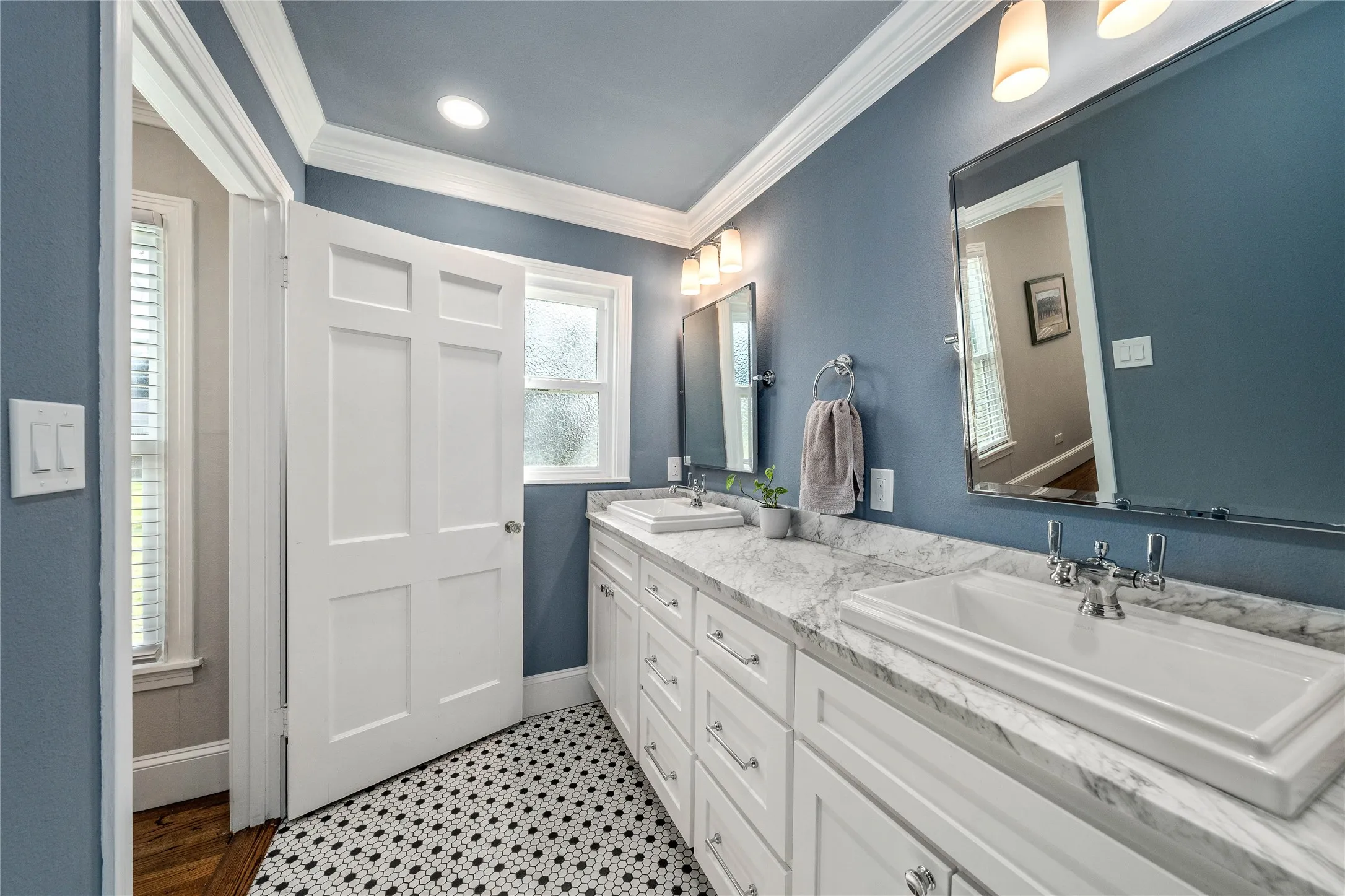 Single Family Residence For Sale in Mc Lennan County , 3218 Cumberland Avenue, Waco, Texas 76707, 3 Bedroom, 2 Bathroom, 2 Garage spaces, 2,112 Sqft, built in 1948, mls#21236198, Real Estate Agent in Waco, Homes For Sale in Mc Lennan county, Homes For Sale in Waco, Realtor in Waco Texas, Real Estate Brokerage Independent Realty Texas, Luminita Cordes Realtor