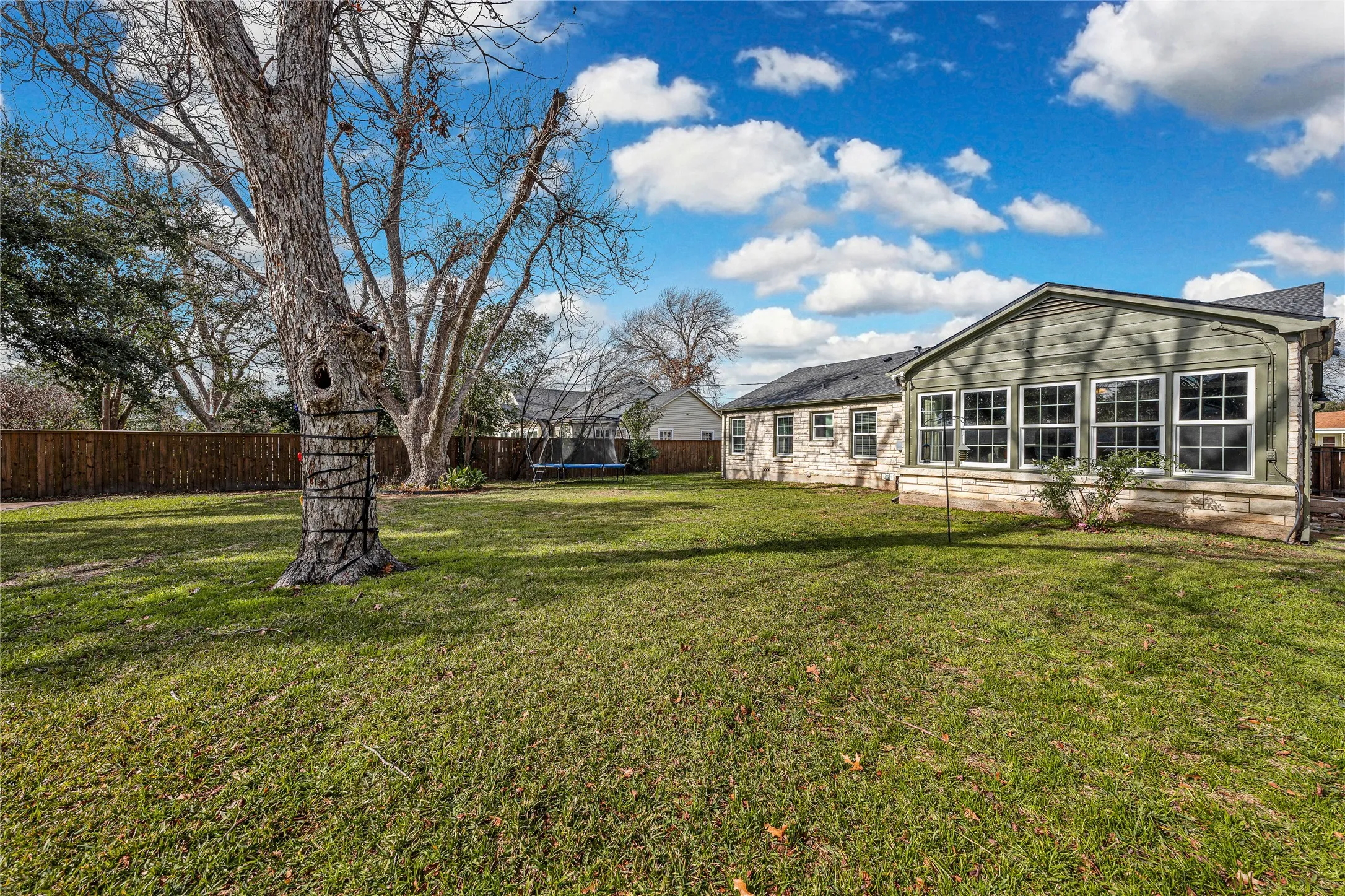 Single Family Residence For Sale in Mc Lennan County , 3218 Cumberland Avenue, Waco, Texas 76707, 3 Bedroom, 2 Bathroom, 2 Garage spaces, 2,112 Sqft, built in 1948, mls#21236198, Real Estate Agent in Waco, Homes For Sale in Mc Lennan county, Homes For Sale in Waco, Realtor in Waco Texas, Real Estate Brokerage Independent Realty Texas, Luminita Cordes Realtor