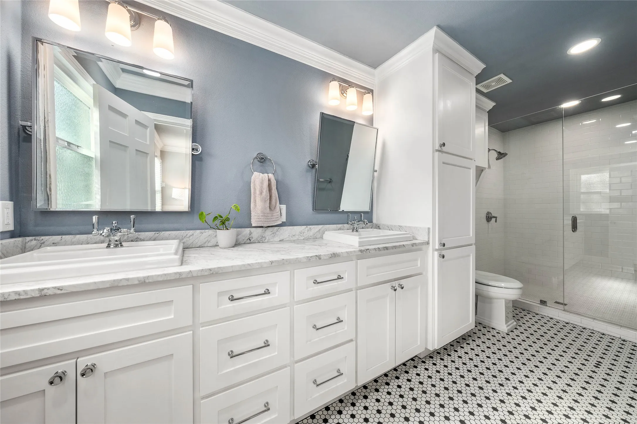 Single Family Residence For Sale in Mc Lennan County , 3218 Cumberland Avenue, Waco, Texas 76707, 3 Bedroom, 2 Bathroom, 2 Garage spaces, 2,112 Sqft, built in 1948, mls#21236198, Real Estate Agent in Waco, Homes For Sale in Mc Lennan county, Homes For Sale in Waco, Realtor in Waco Texas, Real Estate Brokerage Independent Realty Texas, Luminita Cordes Realtor