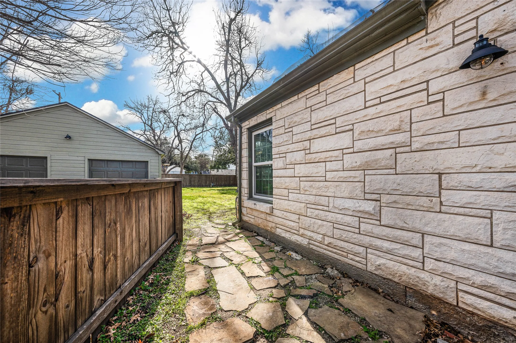 Single Family Residence For Sale in Mc Lennan County , 3218 Cumberland Avenue, Waco, Texas 76707, 3 Bedroom, 2 Bathroom, 2 Garage spaces, 2,112 Sqft, built in 1948, mls#21236198, Real Estate Agent in Waco, Homes For Sale in Mc Lennan county, Homes For Sale in Waco, Realtor in Waco Texas, Real Estate Brokerage Independent Realty Texas, Luminita Cordes Realtor