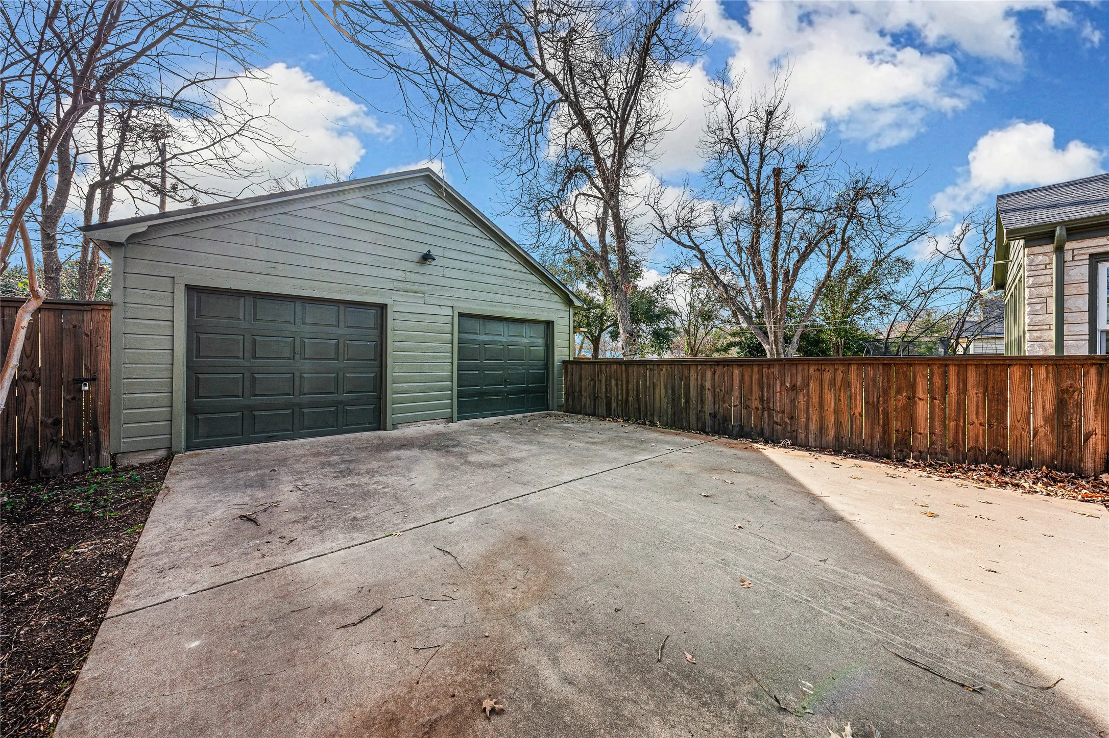 Single Family Residence For Sale in Mc Lennan County , 3218 Cumberland Avenue, Waco, Texas 76707, 3 Bedroom, 2 Bathroom, 2 Garage spaces, 2,112 Sqft, built in 1948, mls#21236198, Real Estate Agent in Waco, Homes For Sale in Mc Lennan county, Homes For Sale in Waco, Realtor in Waco Texas, Real Estate Brokerage Independent Realty Texas, Luminita Cordes Realtor