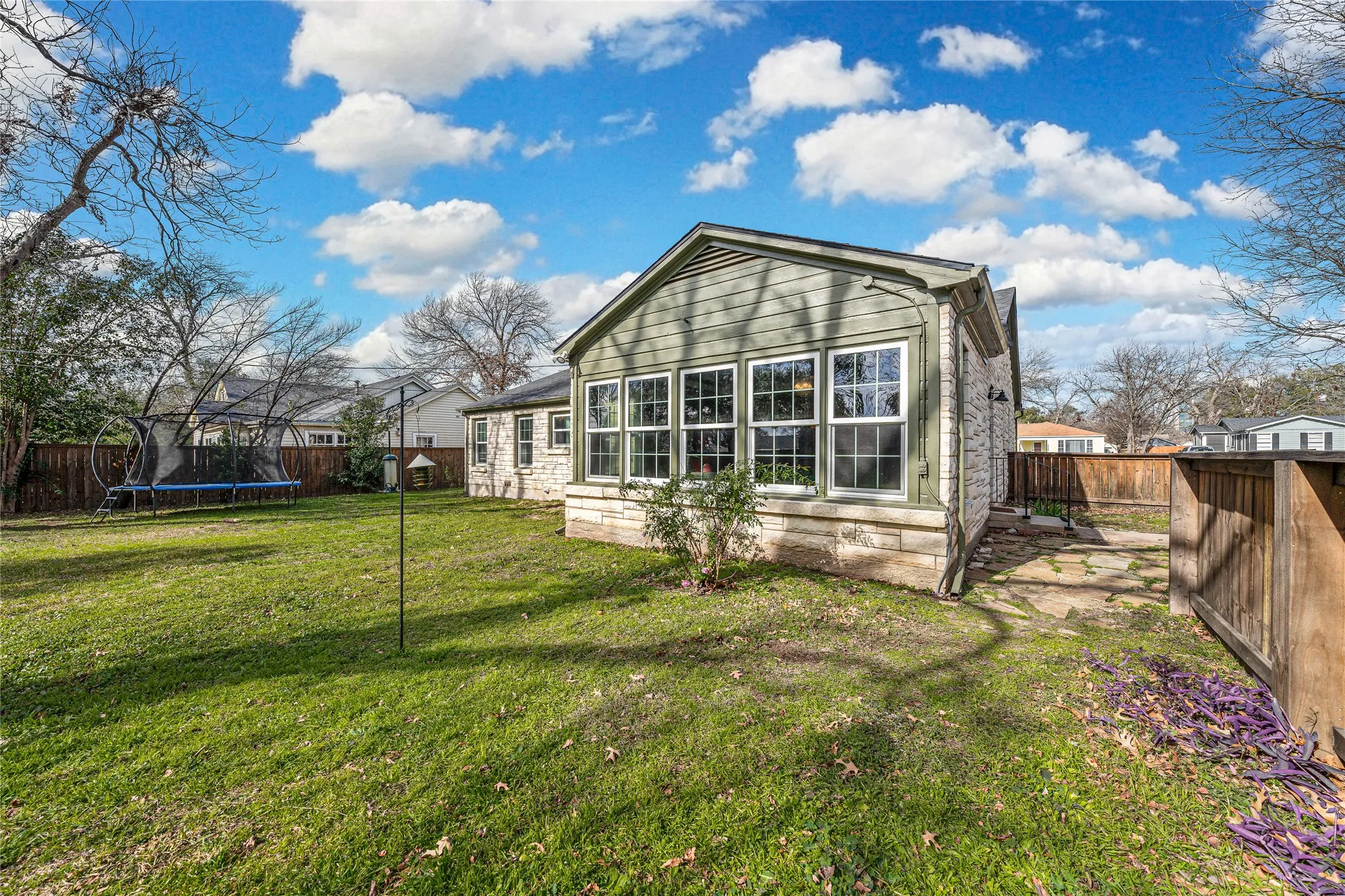 Single Family Residence For Sale in Mc Lennan County , 3218 Cumberland Avenue, Waco, Texas 76707, 3 Bedroom, 2 Bathroom, 2 Garage spaces, 2,112 Sqft, built in 1948, mls#21236198, Real Estate Agent in Waco, Homes For Sale in Mc Lennan county, Homes For Sale in Waco, Realtor in Waco Texas, Real Estate Brokerage Independent Realty Texas, Luminita Cordes Realtor
