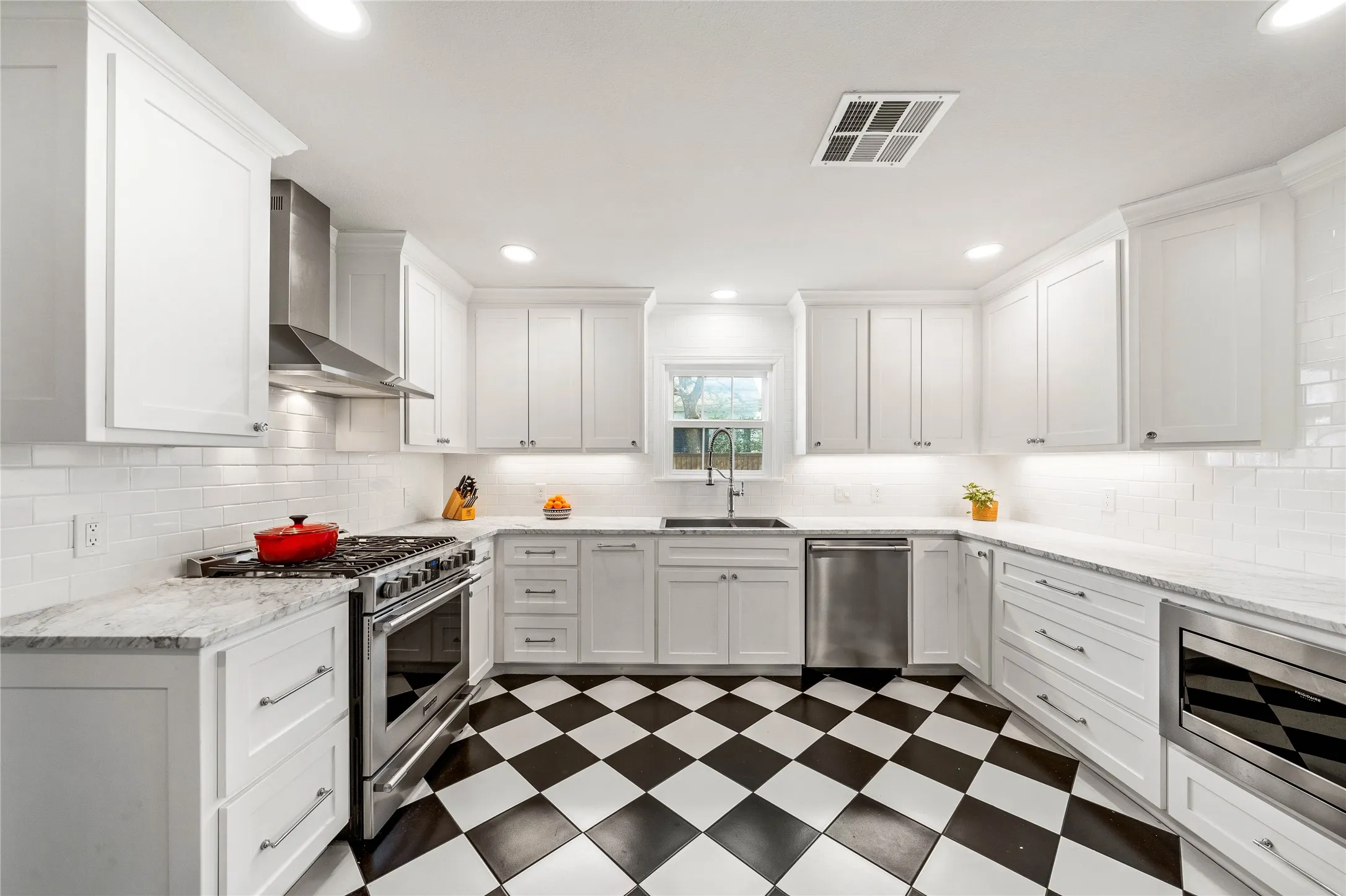 Single Family Residence For Sale in Mc Lennan County , 3218 Cumberland Avenue, Waco, Texas 76707, 3 Bedroom, 2 Bathroom, 2 Garage spaces, 2,112 Sqft, built in 1948, mls#21236198, Real Estate Agent in Waco, Homes For Sale in Mc Lennan county, Homes For Sale in Waco, Realtor in Waco Texas, Real Estate Brokerage Independent Realty Texas, Luminita Cordes Realtor