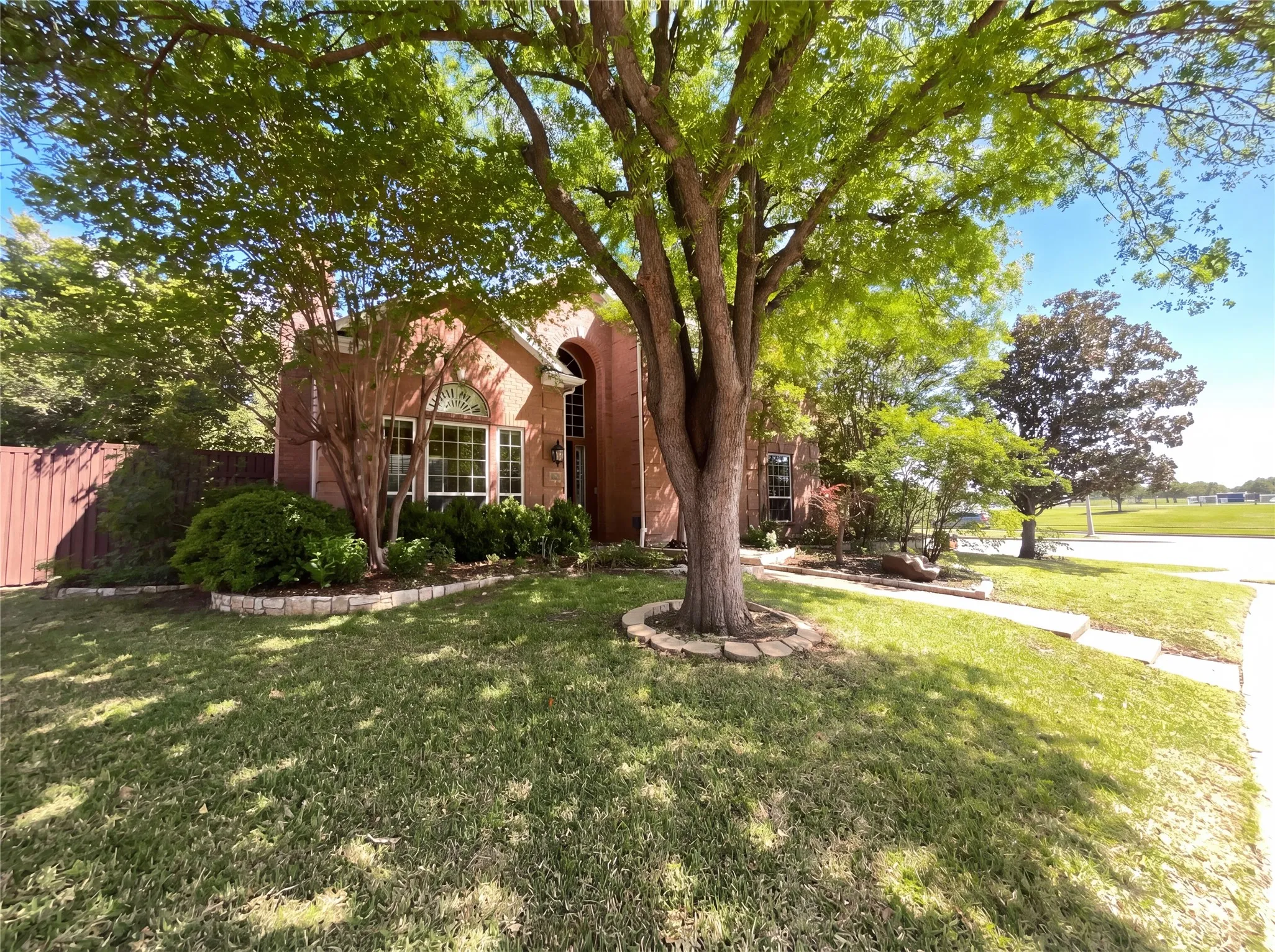 Single Family Residence For Sale in Denton County , 2400 Creekview Drive, Plano, Texas 75093, 5 Bedroom, 3 Bathroom, 2 Garage spaces, 2,939 Sqft, built in 1993, mls#21236252, Real Estate Agent in Plano, Homes For Sale in Denton county, Homes For Sale in Plano, Realtor in Plano Texas, Real Estate Brokerage Independent Realty Texas, Luminita Cordes Realtor