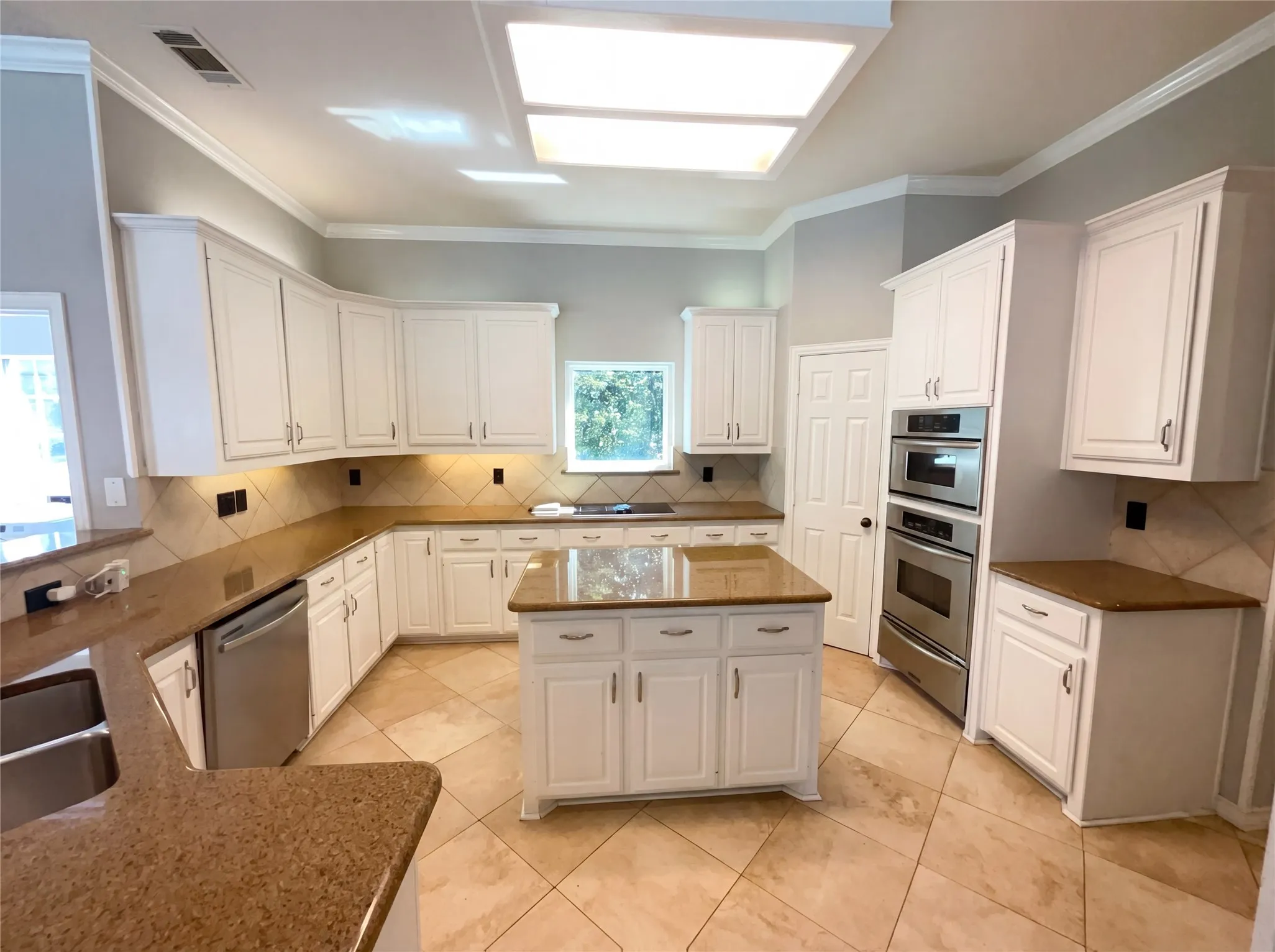 Single Family Residence For Sale in Denton County , 2400 Creekview Drive, Plano, Texas 75093, 5 Bedroom, 3 Bathroom, 2 Garage spaces, 2,939 Sqft, built in 1993, mls#21236252, Real Estate Agent in Plano, Homes For Sale in Denton county, Homes For Sale in Plano, Realtor in Plano Texas, Real Estate Brokerage Independent Realty Texas, Luminita Cordes Realtor