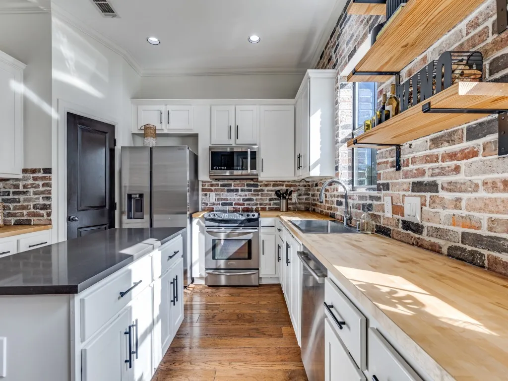 Townhouse For Sale in Dallas County , 3124 Carmel Street, Dallas, Texas 75204, 2 Bedroom, 3 Bathroom, 2 Garage spaces, 1,947 Sqft, built in 2004, Preowned, mls#21236253, Real Estate Agent in Dallas, Homes For Sale in Dallas county, Homes For Sale in Dallas, Realtor in Dallas Texas, Real Estate Brokerage Independent Realty Texas, Luminita Cordes Realtor