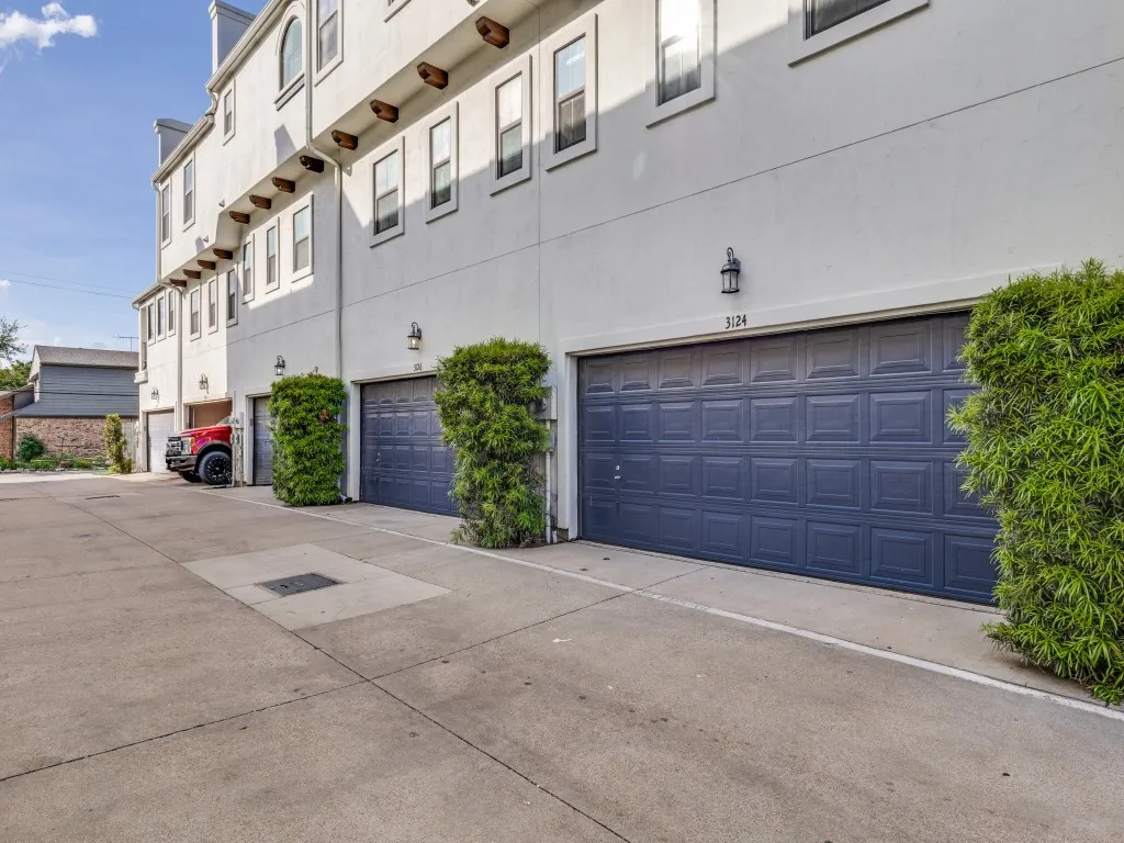 Townhouse For Sale in Dallas County , 3124 Carmel Street, Dallas, Texas 75204, 2 Bedroom, 3 Bathroom, 2 Garage spaces, 1,947 Sqft, built in 2004, Preowned, mls#21236253, Real Estate Agent in Dallas, Homes For Sale in Dallas county, Homes For Sale in Dallas, Realtor in Dallas Texas, Real Estate Brokerage Independent Realty Texas, Luminita Cordes Realtor