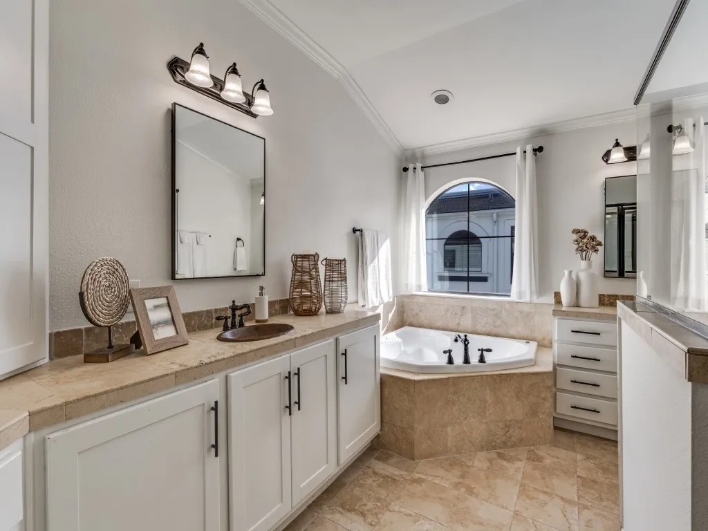 Townhouse For Sale in Dallas County , 3124 Carmel Street, Dallas, Texas 75204, 2 Bedroom, 3 Bathroom, 2 Garage spaces, 1,947 Sqft, built in 2004, Preowned, mls#21236253, Real Estate Agent in Dallas, Homes For Sale in Dallas county, Homes For Sale in Dallas, Realtor in Dallas Texas, Real Estate Brokerage Independent Realty Texas, Luminita Cordes Realtor