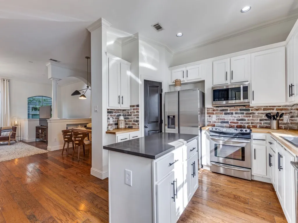 Townhouse For Sale in Dallas County , 3124 Carmel Street, Dallas, Texas 75204, 2 Bedroom, 3 Bathroom, 2 Garage spaces, 1,947 Sqft, built in 2004, Preowned, mls#21236253, Real Estate Agent in Dallas, Homes For Sale in Dallas county, Homes For Sale in Dallas, Realtor in Dallas Texas, Real Estate Brokerage Independent Realty Texas, Luminita Cordes Realtor