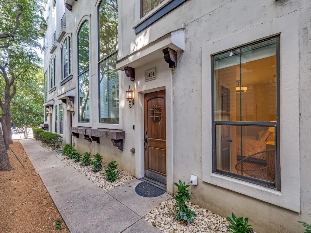 Townhouse For Sale in Dallas County , 3124 Carmel Street, Dallas, Texas 75204, 2 Bedroom, 3 Bathroom, 2 Garage spaces, 1,947 Sqft, built in 2004, Preowned, mls#21236253, Real Estate Agent in Dallas, Homes For Sale in Dallas county, Homes For Sale in Dallas, Realtor in Dallas Texas, Real Estate Brokerage Independent Realty Texas, Luminita Cordes Realtor