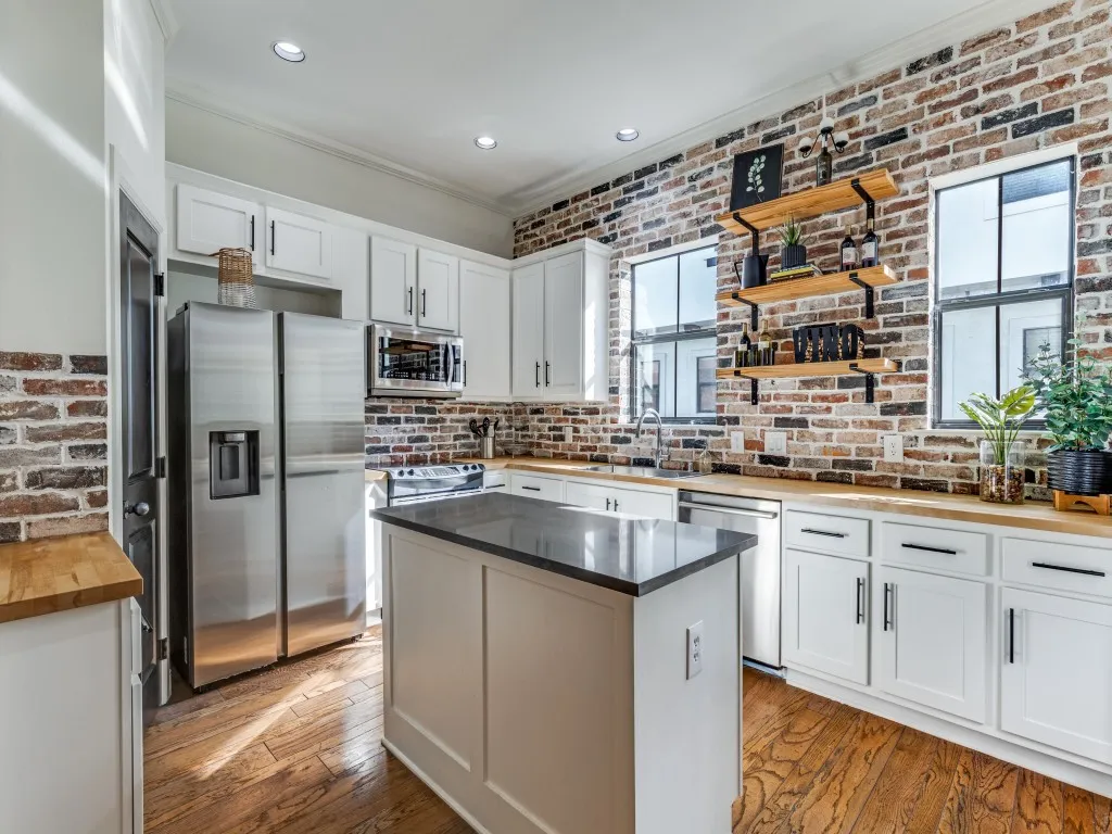 Townhouse For Sale in Dallas County , 3124 Carmel Street, Dallas, Texas 75204, 2 Bedroom, 3 Bathroom, 2 Garage spaces, 1,947 Sqft, built in 2004, Preowned, mls#21236253, Real Estate Agent in Dallas, Homes For Sale in Dallas county, Homes For Sale in Dallas, Realtor in Dallas Texas, Real Estate Brokerage Independent Realty Texas, Luminita Cordes Realtor