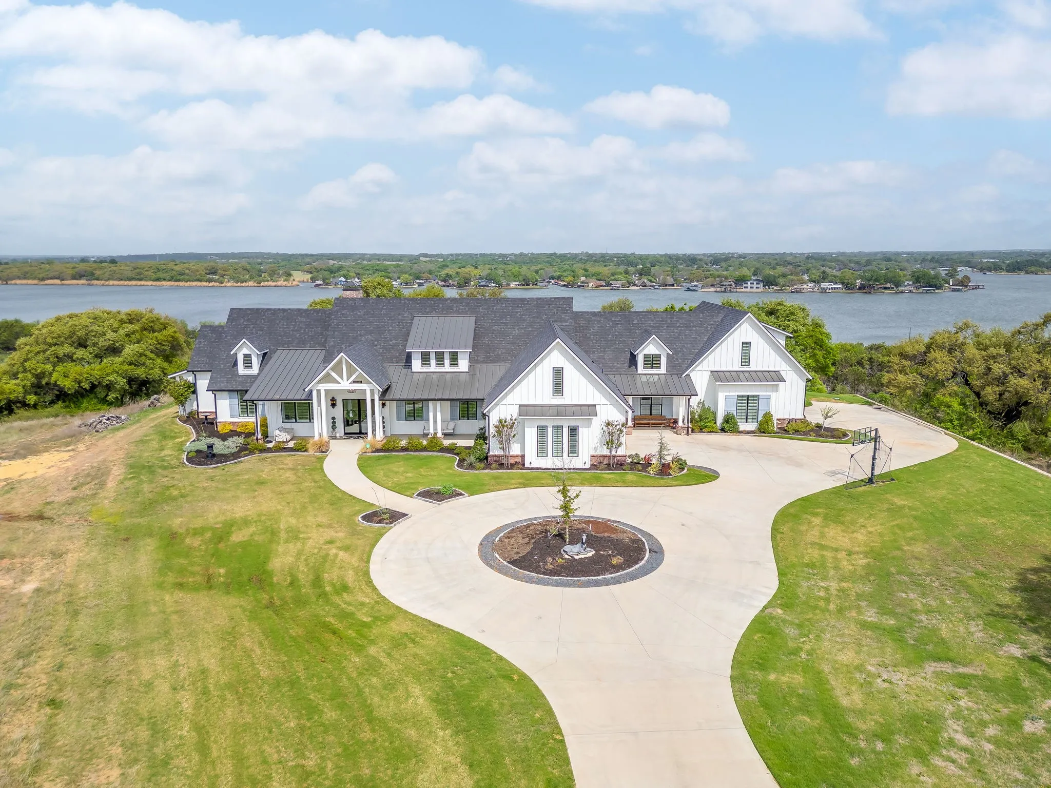 Single Family Residence For Sale in Hood County , 8070 Brownie Luker Blvd., Granbury, Texas 76048, 5 Bedroom, 6 Bathroom, 4 Garage spaces, 6,000 Sqft, built in 2024, Preowned, mls#21205610, Real Estate Agent in Granbury, Homes For Sale in Hood county, Homes For Sale in Granbury, Realtor in Granbury Texas, Real Estate Brokerage Independent Realty Texas, Luminita Cordes Realtor