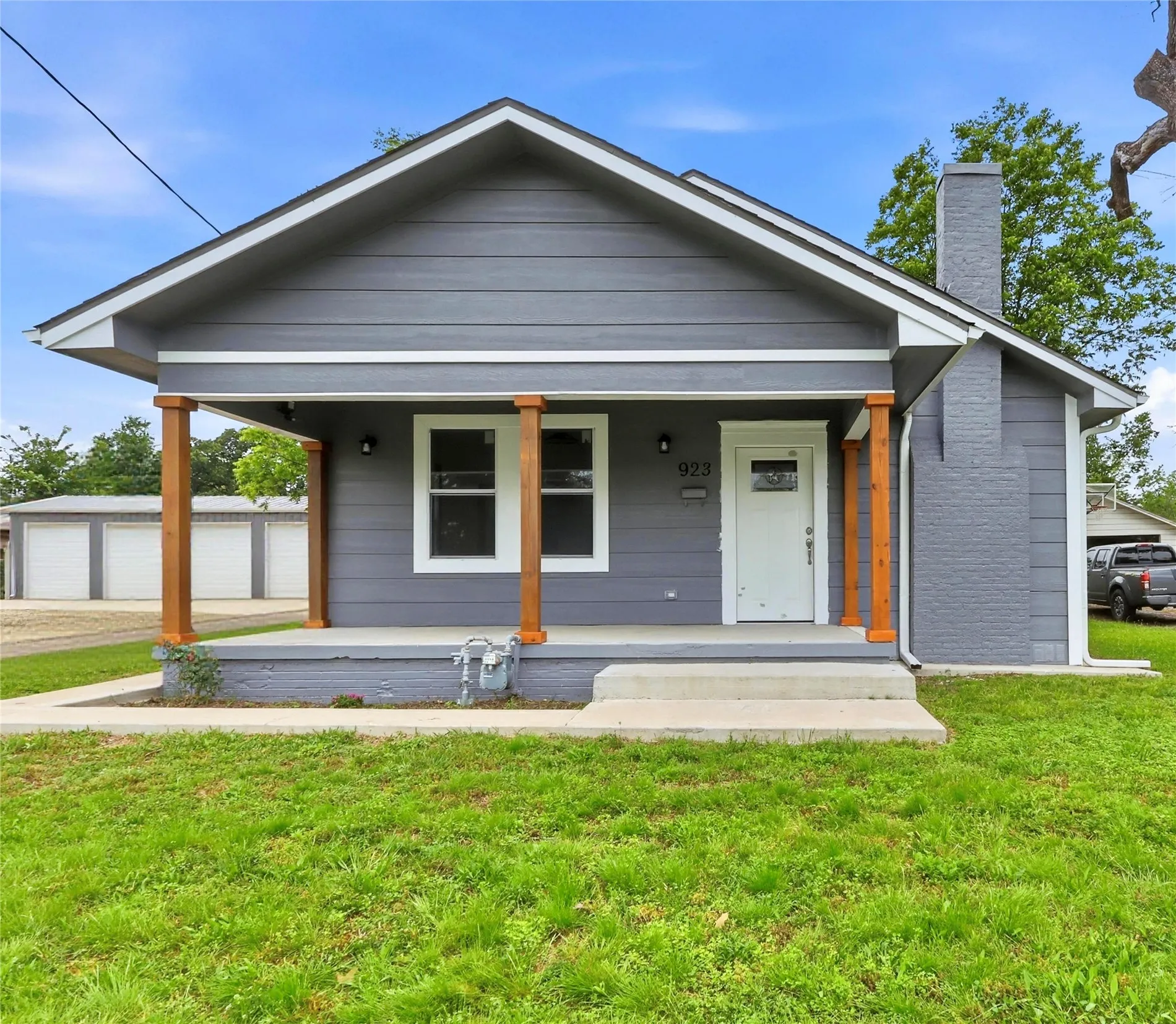 Single Family Residence For Sale in Hopkins County , 923 Church Street, Sulphur Springs, Texas 75482, 3 Bedroom, 2 Bathroom, Garage spaces, 1,432 Sqft, built in 1925, mls#21236300, Real Estate Agent in Sulphur Springs, Homes For Sale in Hopkins county, Homes For Sale in Sulphur Springs, Realtor in Sulphur Springs Texas, Real Estate Brokerage Independent Realty Texas, Luminita Cordes Realtor