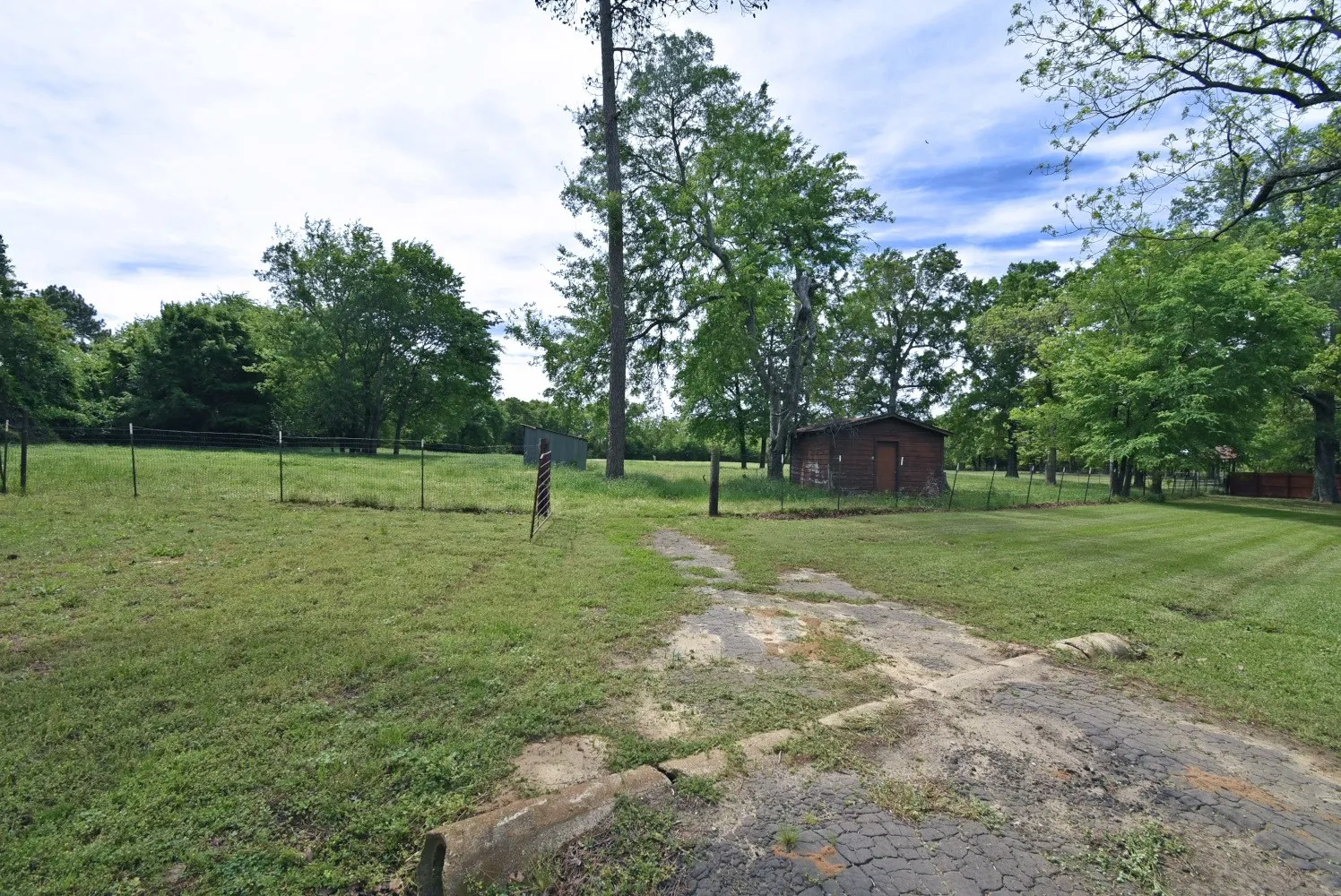Single Family Residence For Sale in Wood County , 599 County Road 1260, Quitman, Texas 75783, 2 Bedroom, 2 Bathroom, Garage spaces, 0 Sqft, built in 0, Preowned, mls#21234428, Real Estate Agent in Quitman, Homes For Sale in Wood county, Homes For Sale in Quitman, Realtor in Quitman Texas, Real Estate Brokerage Independent Realty Texas, Luminita Cordes Realtor