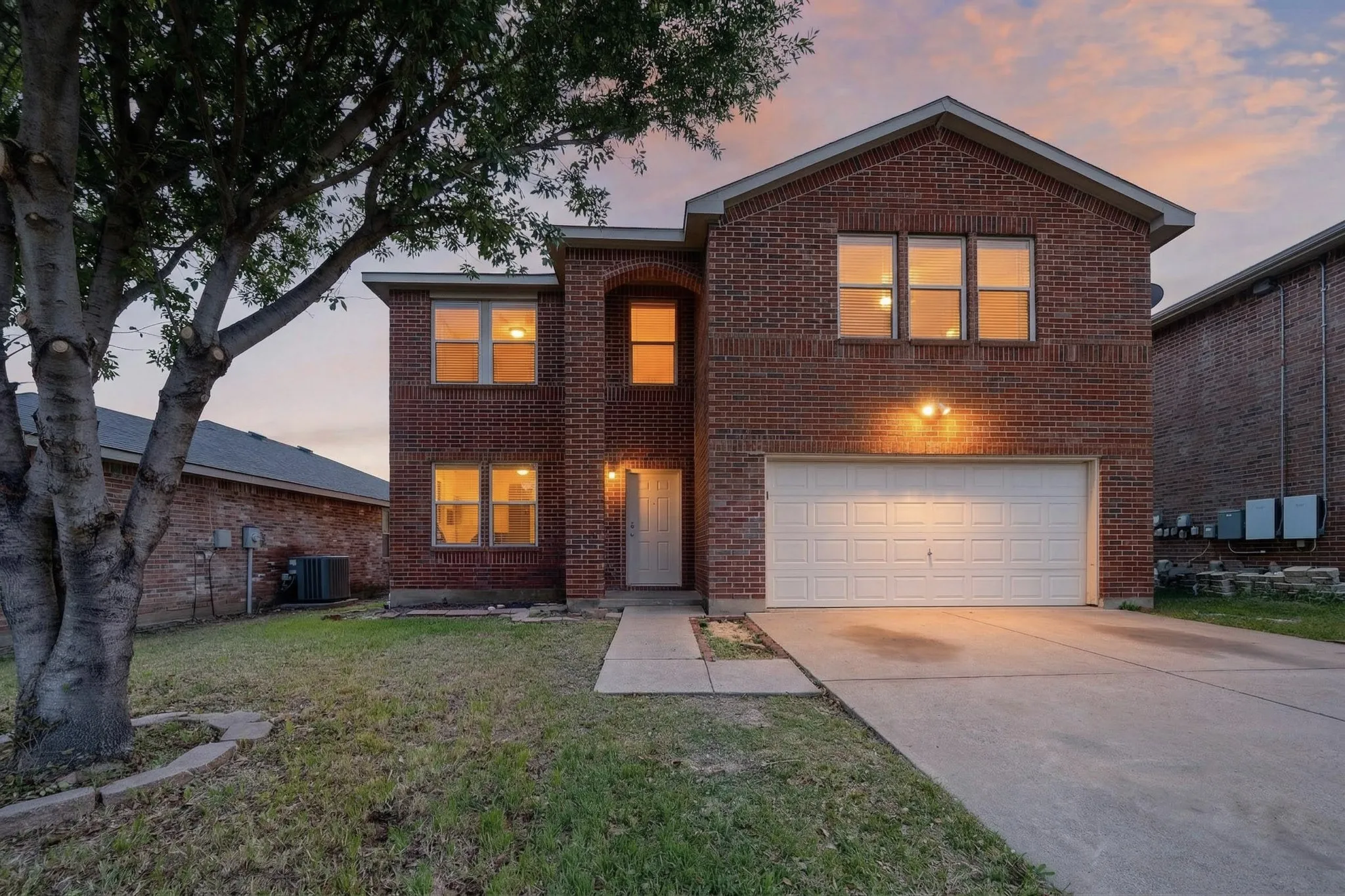 Single Family Residence For Sale in Tarrant County , 602 Flooded Gum Street, Arlington, Texas 76002, 5 Bedroom, 3 Bathroom, 2 Garage spaces, 3,527 Sqft, built in 2004, mls#21235290, Real Estate Agent in Arlington, Homes For Sale in Tarrant county, Homes For Sale in Arlington, Realtor in Arlington Texas, Real Estate Brokerage Independent Realty Texas, Luminita Cordes Realtor