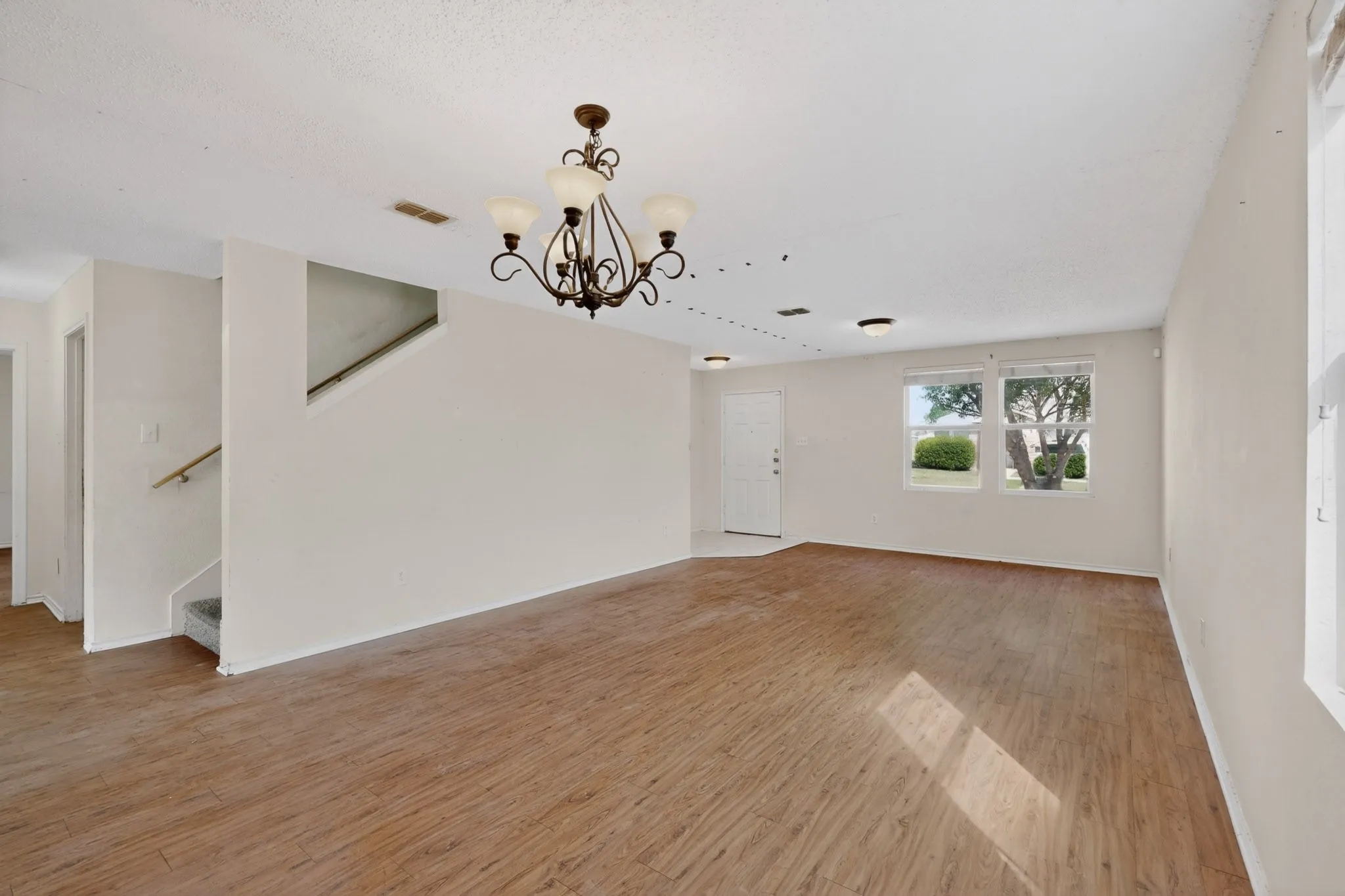 Single Family Residence For Sale in Tarrant County , 602 Flooded Gum Street, Arlington, Texas 76002, 5 Bedroom, 3 Bathroom, 2 Garage spaces, 3,527 Sqft, built in 2004, mls#21235290, Real Estate Agent in Arlington, Homes For Sale in Tarrant county, Homes For Sale in Arlington, Realtor in Arlington Texas, Real Estate Brokerage Independent Realty Texas, Luminita Cordes Realtor