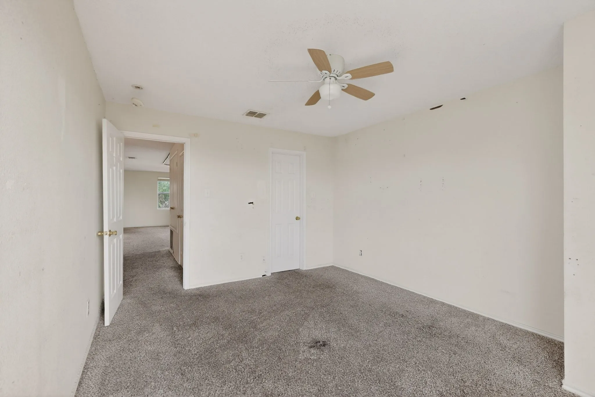 Unfurnished bedroom with carpet flooring and a ceiling fan