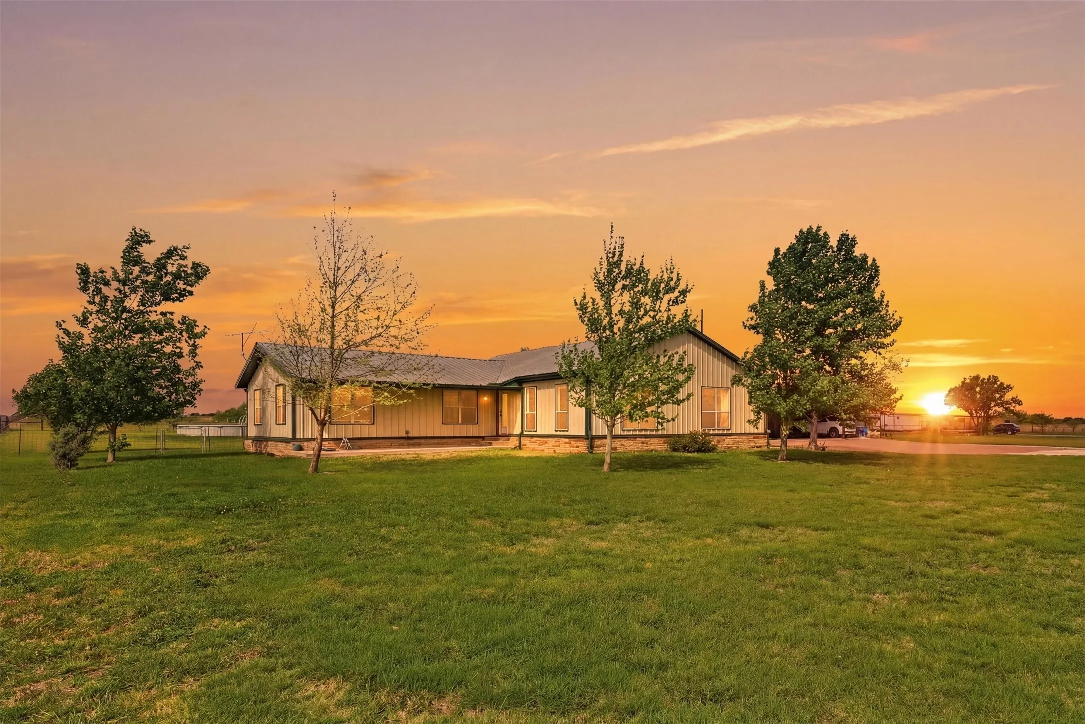 Single Family Residence For Sale in Johnson County , 10208 County Road 418, Grandview, Texas 76050, 4 Bedroom, 2 Bathroom, Garage spaces, 2,604 Sqft, built in 2013, Preowned, mls#21236378, Real Estate Agent in Grandview, Homes For Sale in Johnson county, Homes For Sale in Grandview, Realtor in Grandview Texas, Real Estate Brokerage Independent Realty Texas, Luminita Cordes Realtor