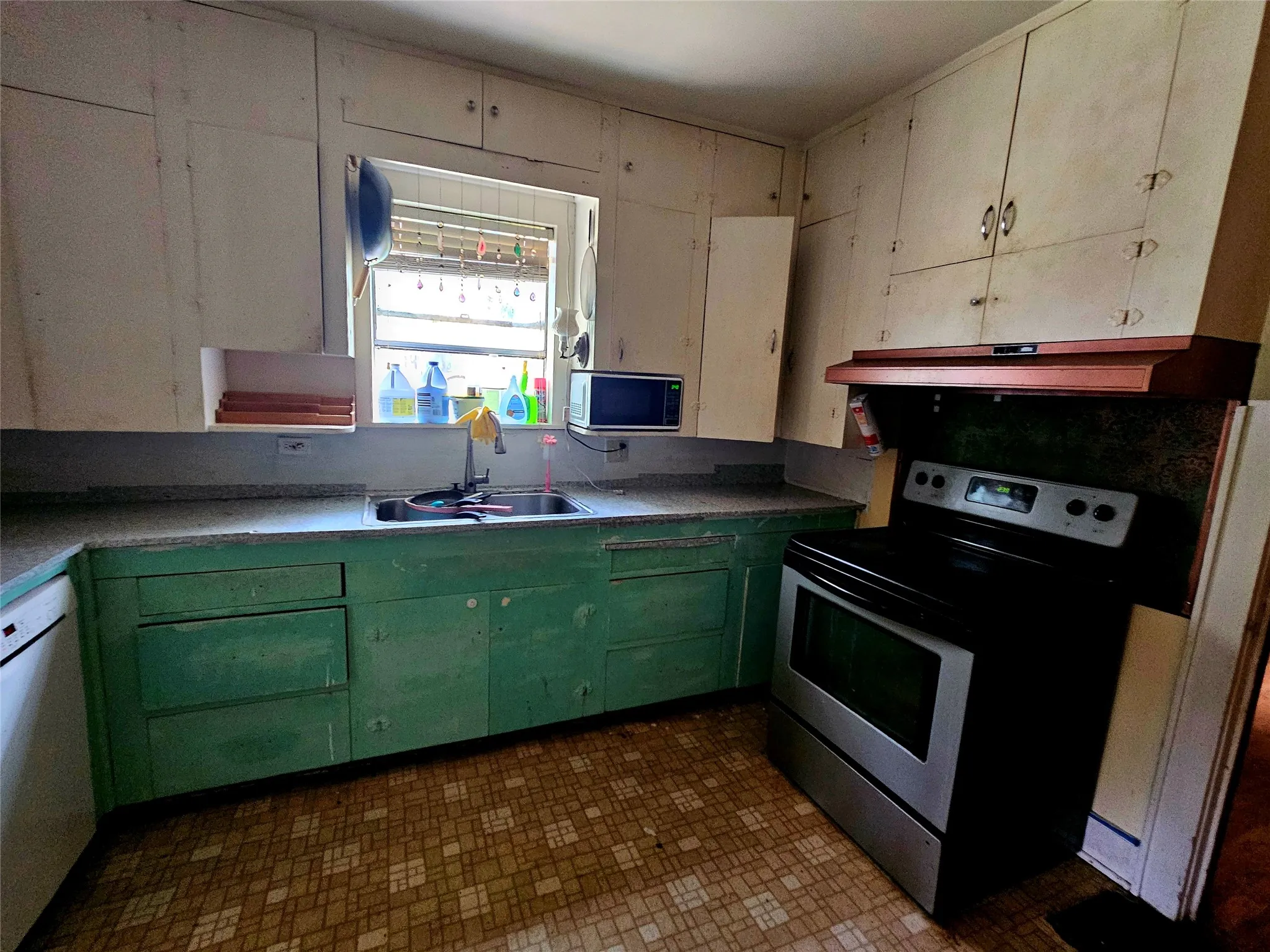 Single Family Residence For Sale in Henderson County , 200 Jay Street, Trinidad, Texas 75163, 3 Bedroom, 1 Bathroom, 2 Garage spaces, 1,346 Sqft, built in 1944, mls#21233089, Real Estate Agent in Trinidad, Homes For Sale in Henderson county, Homes For Sale in Trinidad, Realtor in Trinidad Texas, Real Estate Brokerage Independent Realty Texas, Luminita Cordes Realtor