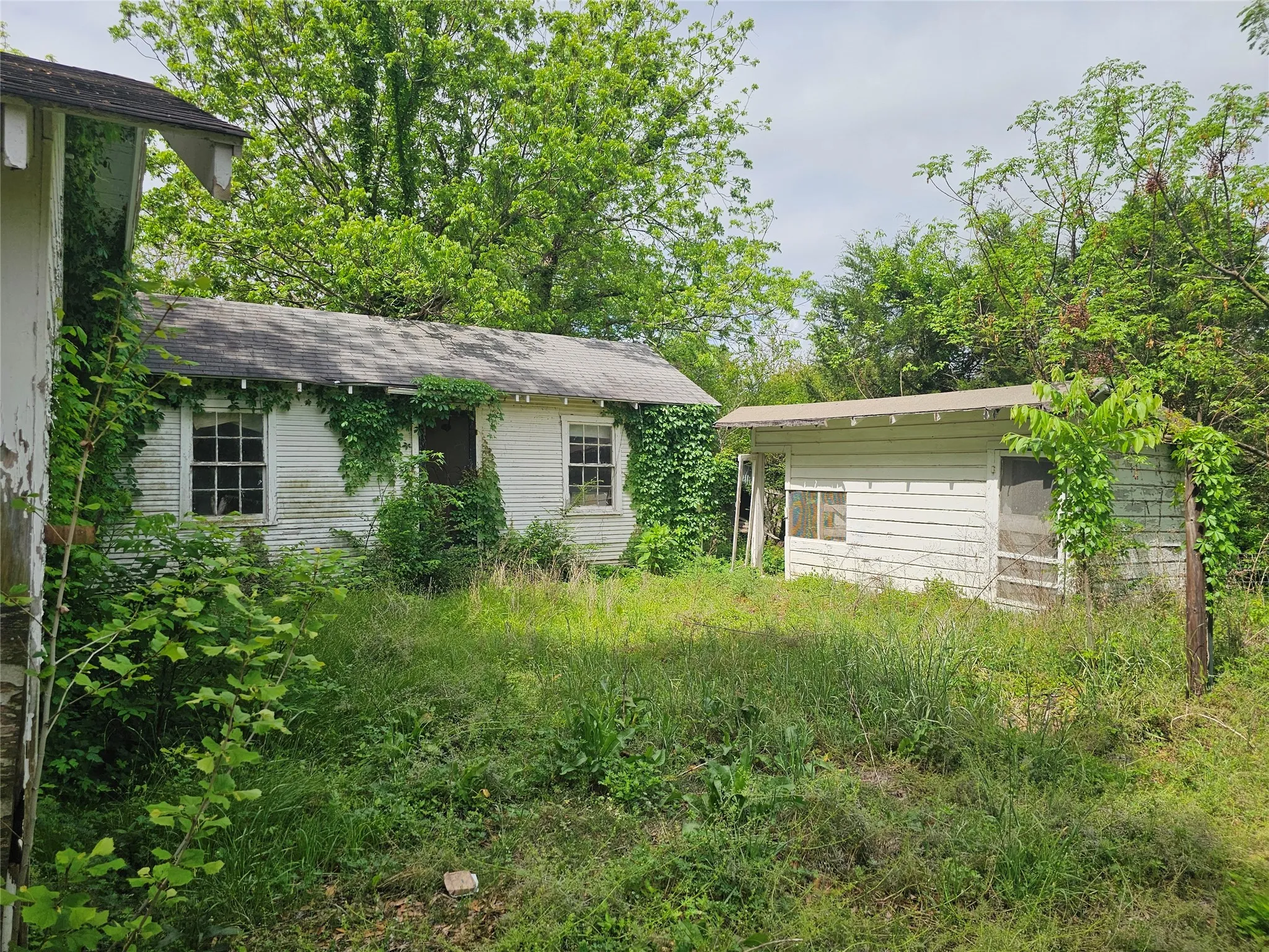 Single Family Residence For Sale in Henderson County , 200 Jay Street, Trinidad, Texas 75163, 3 Bedroom, 1 Bathroom, 2 Garage spaces, 1,346 Sqft, built in 1944, mls#21233089, Real Estate Agent in Trinidad, Homes For Sale in Henderson county, Homes For Sale in Trinidad, Realtor in Trinidad Texas, Real Estate Brokerage Independent Realty Texas, Luminita Cordes Realtor