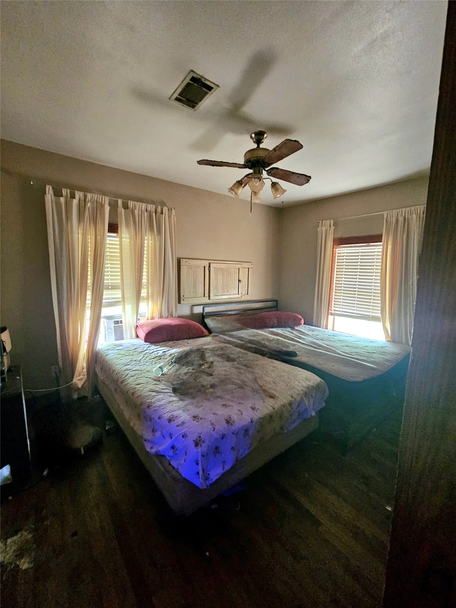 Single Family Residence For Sale in Henderson County , 200 Jay Street, Trinidad, Texas 75163, 3 Bedroom, 1 Bathroom, 2 Garage spaces, 1,346 Sqft, built in 1944, mls#21233089, Real Estate Agent in Trinidad, Homes For Sale in Henderson county, Homes For Sale in Trinidad, Realtor in Trinidad Texas, Real Estate Brokerage Independent Realty Texas, Luminita Cordes Realtor