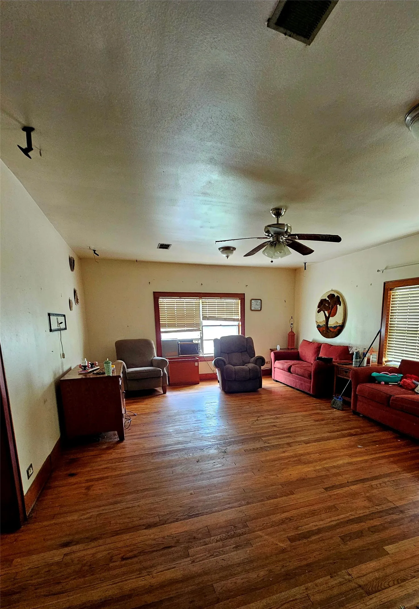 Single Family Residence For Sale in Henderson County , 200 Jay Street, Trinidad, Texas 75163, 3 Bedroom, 1 Bathroom, 2 Garage spaces, 1,346 Sqft, built in 1944, mls#21233089, Real Estate Agent in Trinidad, Homes For Sale in Henderson county, Homes For Sale in Trinidad, Realtor in Trinidad Texas, Real Estate Brokerage Independent Realty Texas, Luminita Cordes Realtor