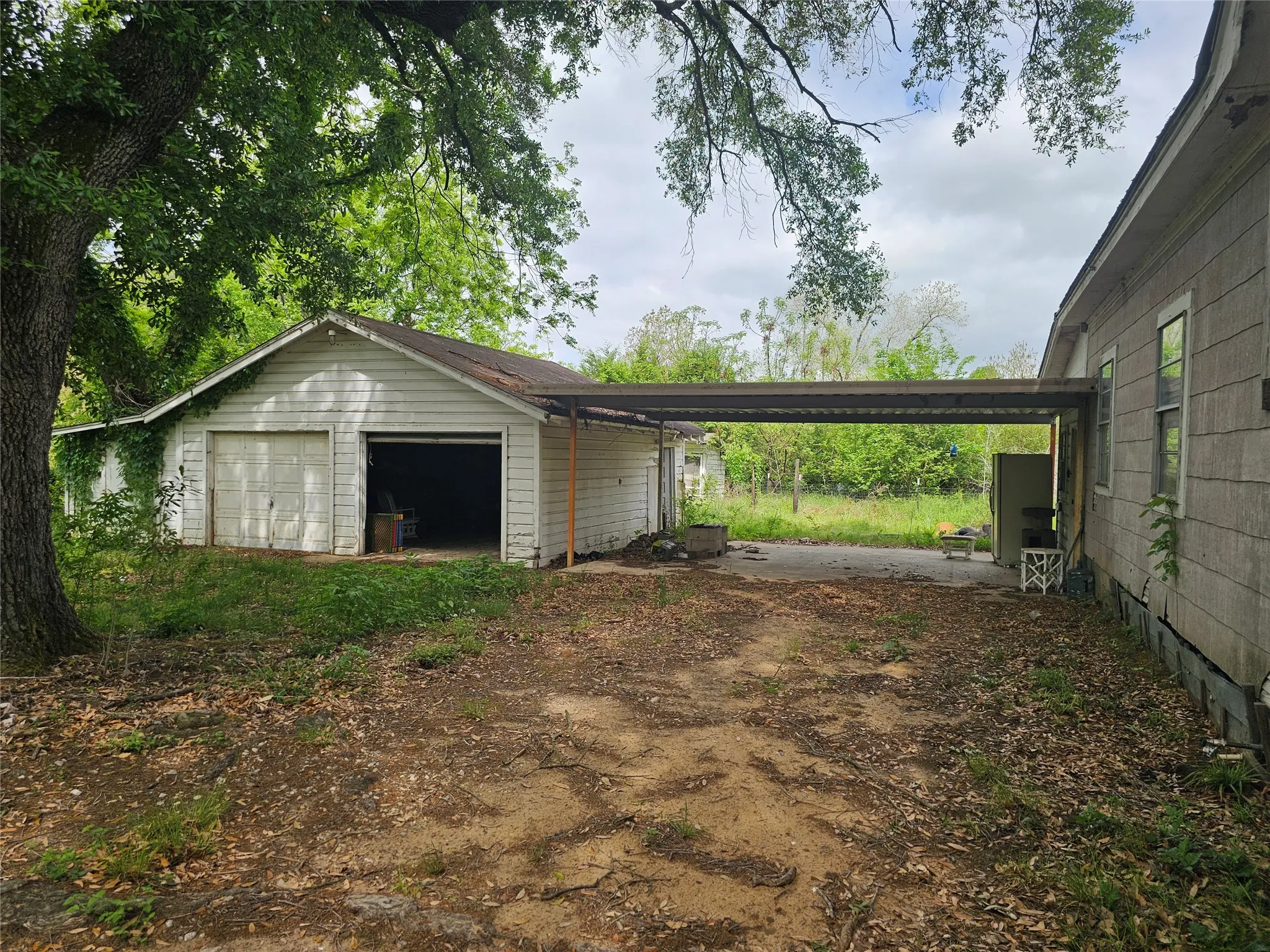 Single Family Residence For Sale in Henderson County , 200 Jay Street, Trinidad, Texas 75163, 3 Bedroom, 1 Bathroom, 2 Garage spaces, 1,346 Sqft, built in 1944, mls#21233089, Real Estate Agent in Trinidad, Homes For Sale in Henderson county, Homes For Sale in Trinidad, Realtor in Trinidad Texas, Real Estate Brokerage Independent Realty Texas, Luminita Cordes Realtor