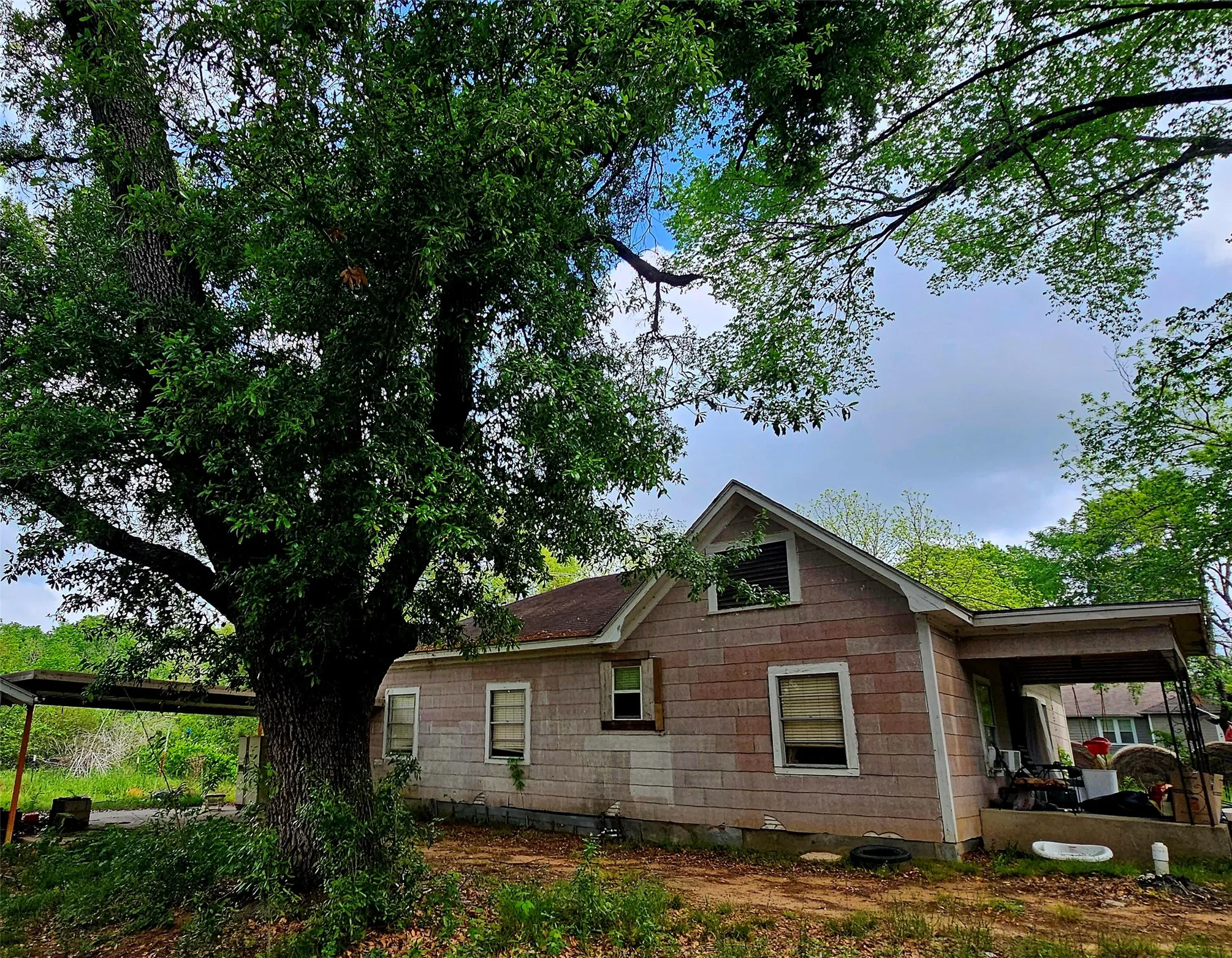 Single Family Residence For Sale in Henderson County , 200 Jay Street, Trinidad, Texas 75163, 3 Bedroom, 1 Bathroom, 2 Garage spaces, 1,346 Sqft, built in 1944, mls#21233089, Real Estate Agent in Trinidad, Homes For Sale in Henderson county, Homes For Sale in Trinidad, Realtor in Trinidad Texas, Real Estate Brokerage Independent Realty Texas, Luminita Cordes Realtor
