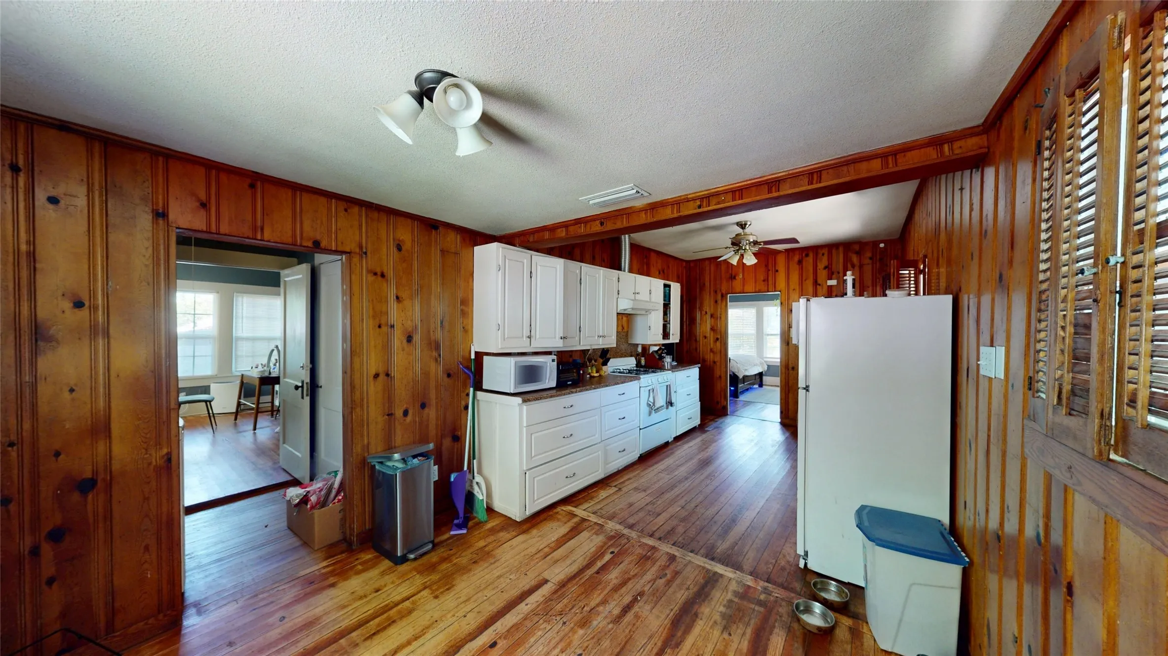 Single Family Residence For Sale in Dallas County , 704 Cameron Avenue, Dallas, Texas 75223, 3 Bedroom, 2 Bathroom, Garage spaces, 1,136 Sqft, built in 1915, Preowned, Price $329,000, mls#21231966, Real Estate Agent in Dallas, Homes For Sale in Dallas county, Homes For Sale in Dallas, Realtor in Dallas Texas, Real Estate Brokerage Independent Realty Texas, Luminita Cordes Realtor