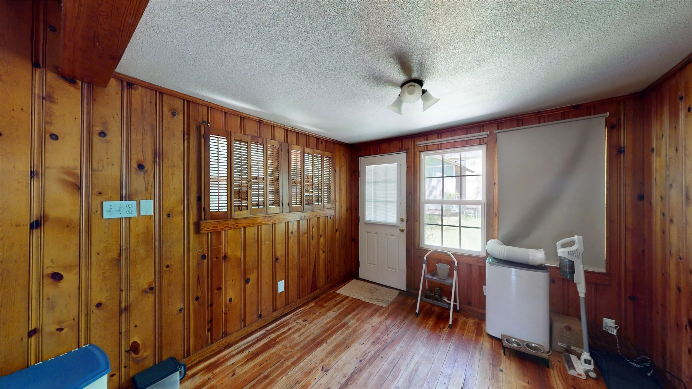 Single Family Residence For Sale in Dallas County , 704 Cameron Avenue, Dallas, Texas 75223, 3 Bedroom, 2 Bathroom, Garage spaces, 1,136 Sqft, built in 1915, Preowned, Price $329,000, mls#21231966, Real Estate Agent in Dallas, Homes For Sale in Dallas county, Homes For Sale in Dallas, Realtor in Dallas Texas, Real Estate Brokerage Independent Realty Texas, Luminita Cordes Realtor