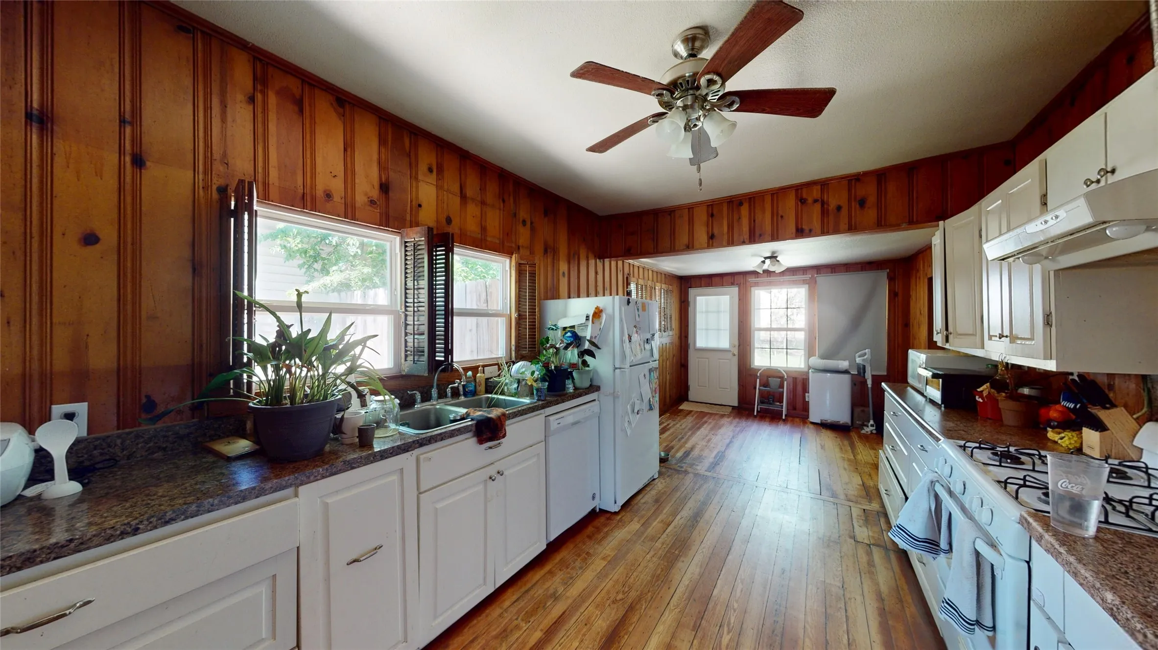 Single Family Residence For Sale in Dallas County , 704 Cameron Avenue, Dallas, Texas 75223, 3 Bedroom, 2 Bathroom, Garage spaces, 1,136 Sqft, built in 1915, Preowned, Price $329,000, mls#21231966, Real Estate Agent in Dallas, Homes For Sale in Dallas county, Homes For Sale in Dallas, Realtor in Dallas Texas, Real Estate Brokerage Independent Realty Texas, Luminita Cordes Realtor