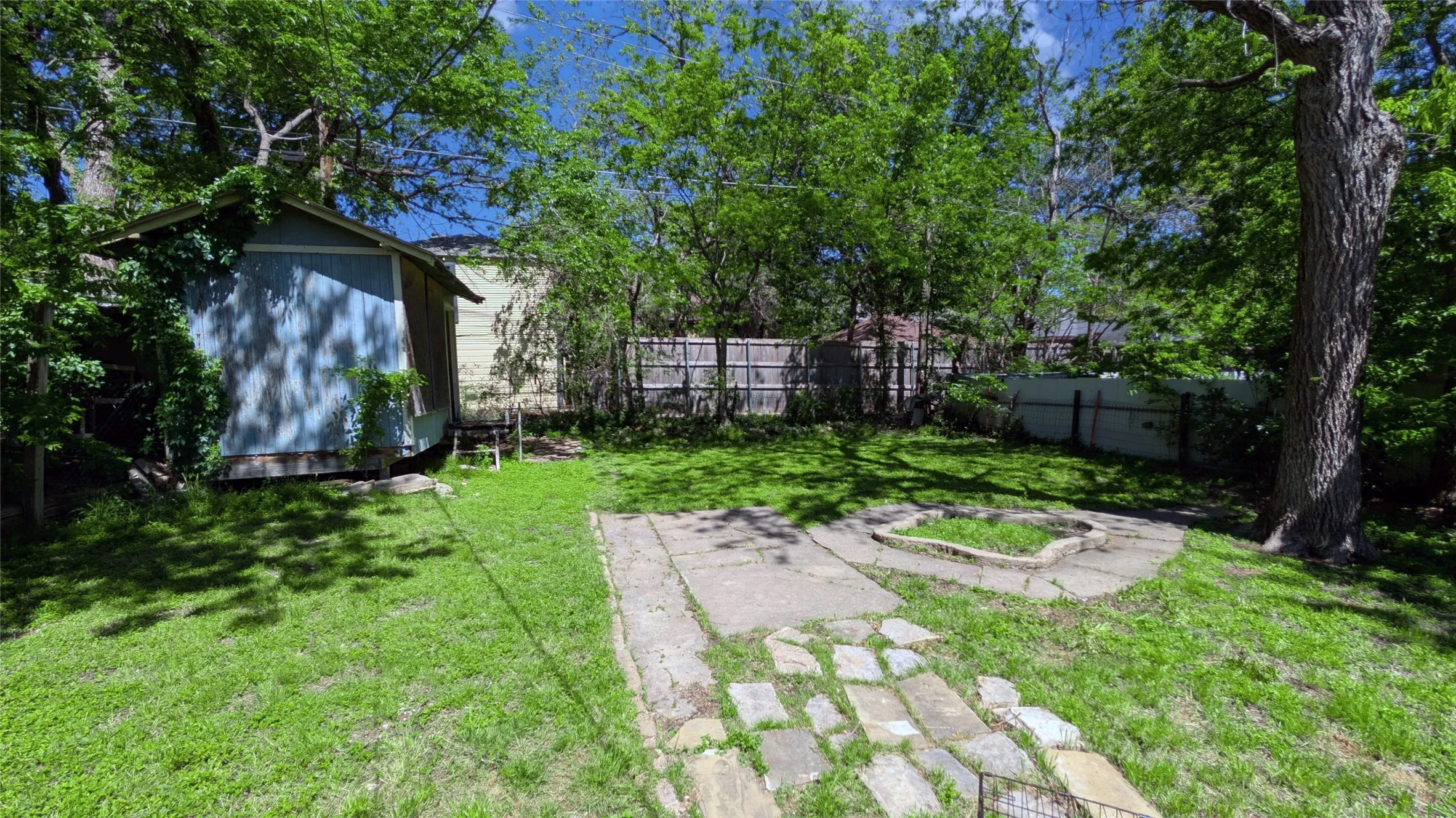 Single Family Residence For Sale in Dallas County , 704 Cameron Avenue, Dallas, Texas 75223, 3 Bedroom, 2 Bathroom, Garage spaces, 1,136 Sqft, built in 1915, Preowned, Price $329,000, mls#21231966, Real Estate Agent in Dallas, Homes For Sale in Dallas county, Homes For Sale in Dallas, Realtor in Dallas Texas, Real Estate Brokerage Independent Realty Texas, Luminita Cordes Realtor