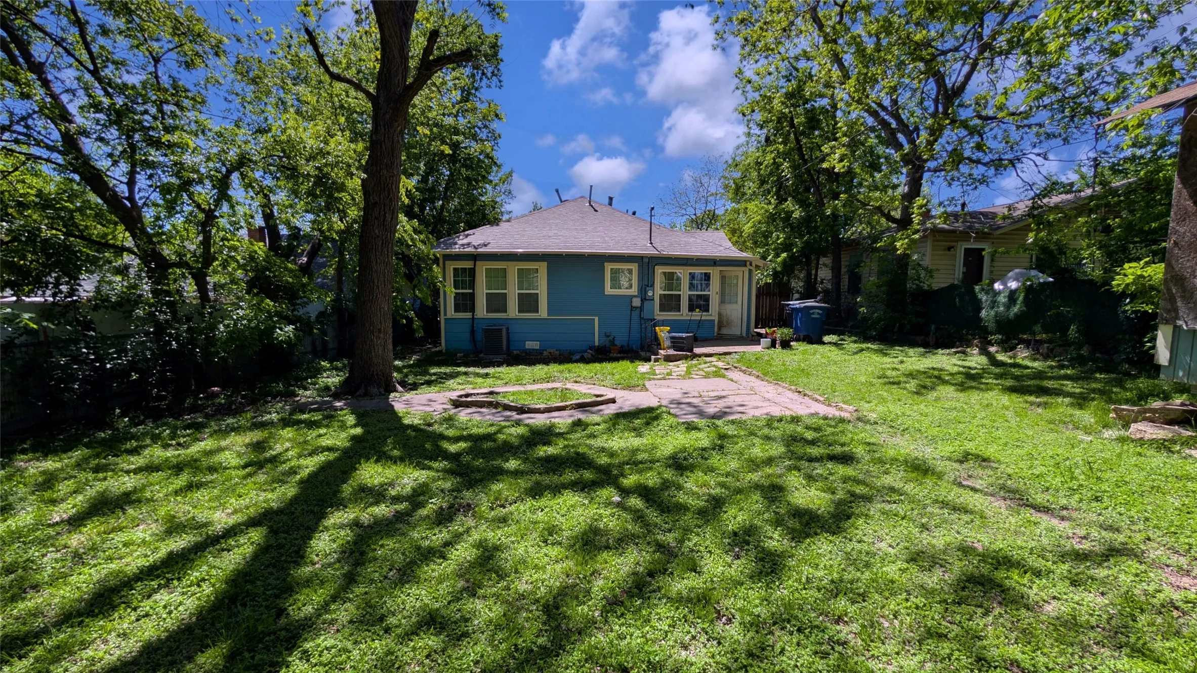 Single Family Residence For Sale in Dallas County , 704 Cameron Avenue, Dallas, Texas 75223, 3 Bedroom, 2 Bathroom, Garage spaces, 1,136 Sqft, built in 1915, Preowned, Price $329,000, mls#21231966, Real Estate Agent in Dallas, Homes For Sale in Dallas county, Homes For Sale in Dallas, Realtor in Dallas Texas, Real Estate Brokerage Independent Realty Texas, Luminita Cordes Realtor
