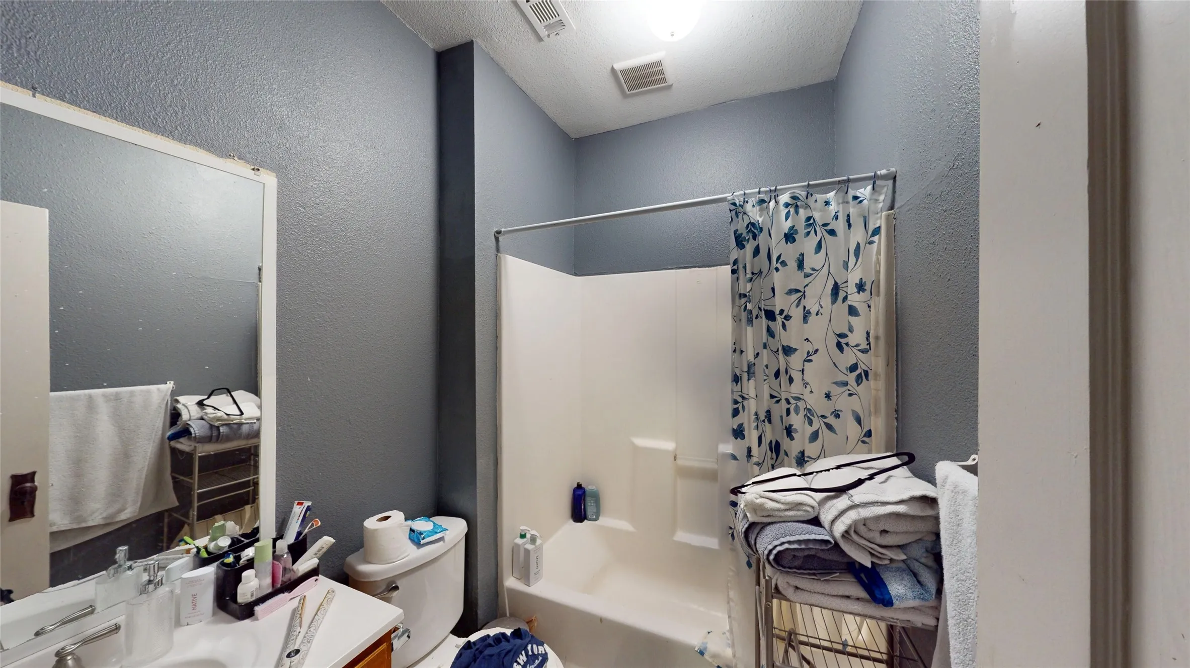 Single Family Residence For Sale in Dallas County , 704 Cameron Avenue, Dallas, Texas 75223, 3 Bedroom, 2 Bathroom, Garage spaces, 1,136 Sqft, built in 1915, Preowned, Price $329,000, mls#21231966, Real Estate Agent in Dallas, Homes For Sale in Dallas county, Homes For Sale in Dallas, Realtor in Dallas Texas, Real Estate Brokerage Independent Realty Texas, Luminita Cordes Realtor