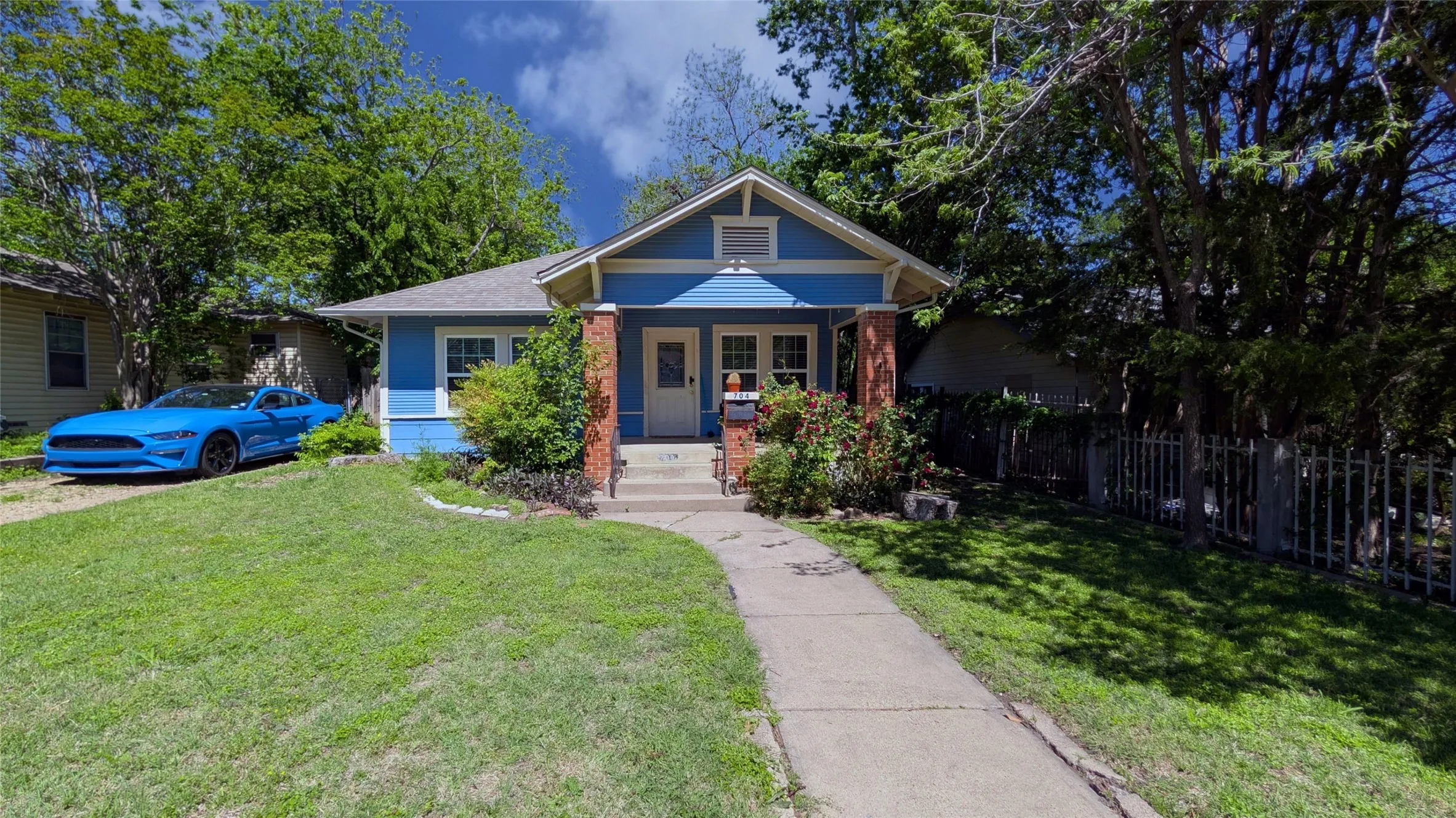 Single Family Residence For Sale in Dallas County , 704 Cameron Avenue, Dallas, Texas 75223, 3 Bedroom, 2 Bathroom, Garage spaces, 1,136 Sqft, built in 1915, Preowned, Price $329,000, mls#21231966, Real Estate Agent in Dallas, Homes For Sale in Dallas county, Homes For Sale in Dallas, Realtor in Dallas Texas, Real Estate Brokerage Independent Realty Texas, Luminita Cordes Realtor