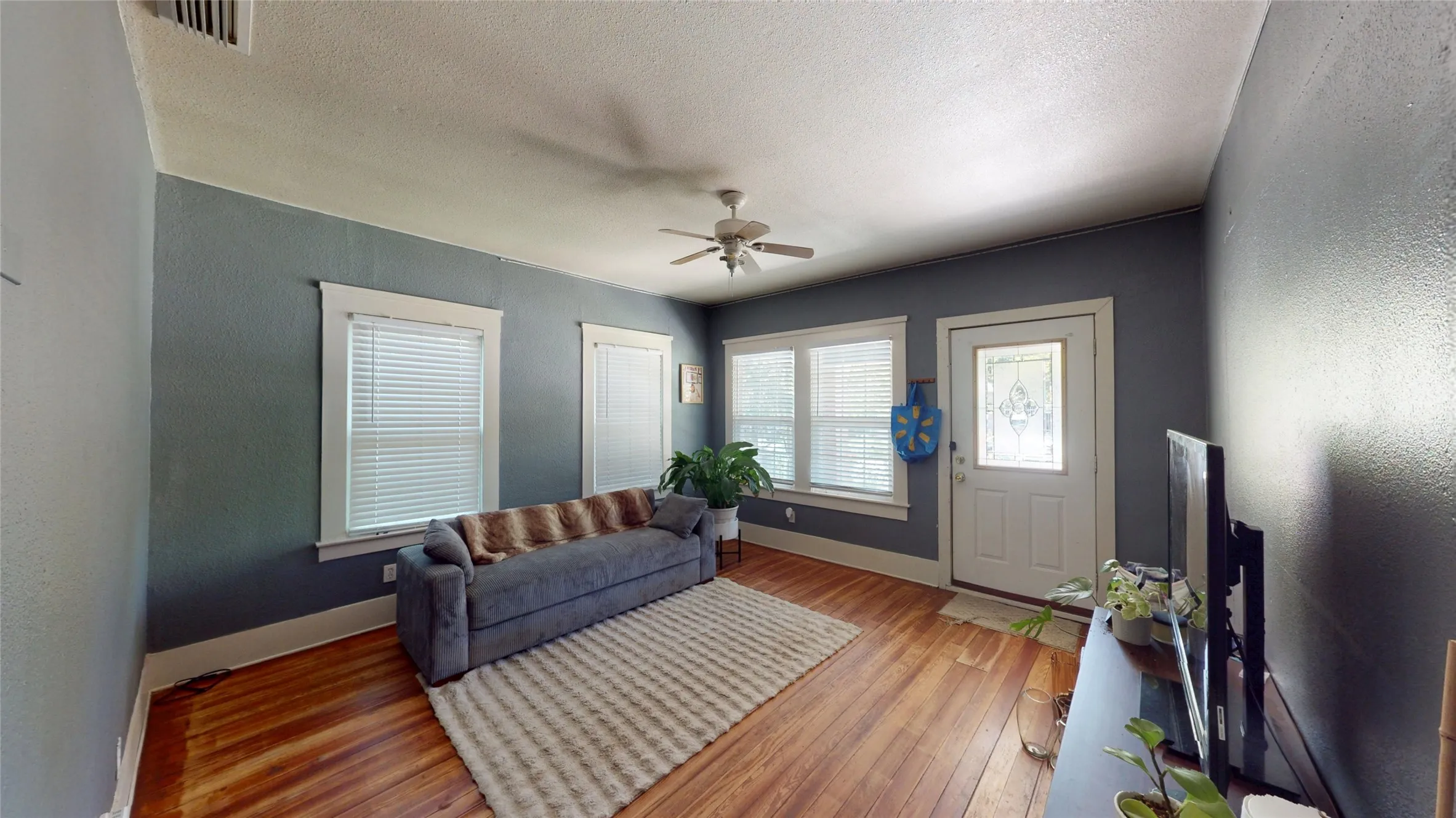 Single Family Residence For Sale in Dallas County , 704 Cameron Avenue, Dallas, Texas 75223, 3 Bedroom, 2 Bathroom, Garage spaces, 1,136 Sqft, built in 1915, Preowned, Price $329,000, mls#21231966, Real Estate Agent in Dallas, Homes For Sale in Dallas county, Homes For Sale in Dallas, Realtor in Dallas Texas, Real Estate Brokerage Independent Realty Texas, Luminita Cordes Realtor