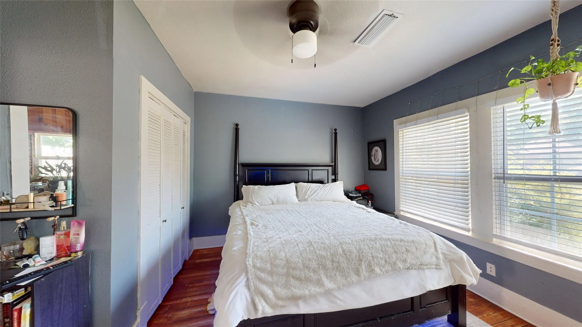 Single Family Residence For Sale in Dallas County , 704 Cameron Avenue, Dallas, Texas 75223, 3 Bedroom, 2 Bathroom, Garage spaces, 1,136 Sqft, built in 1915, Preowned, Price $329,000, mls#21231966, Real Estate Agent in Dallas, Homes For Sale in Dallas county, Homes For Sale in Dallas, Realtor in Dallas Texas, Real Estate Brokerage Independent Realty Texas, Luminita Cordes Realtor