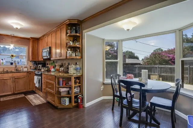 Single Family Residence For Sale in Tarrant County , 802 Crest Oak Court, Arlington, Texas 76012, 4 Bedroom, 2 Bathroom, Garage spaces, 2,387 Sqft, built in 1972, mls#21233075, Real Estate Agent in Arlington, Homes For Sale in Tarrant county, Homes For Sale in Arlington, Realtor in Arlington Texas, Real Estate Brokerage Independent Realty Texas, Luminita Cordes Realtor